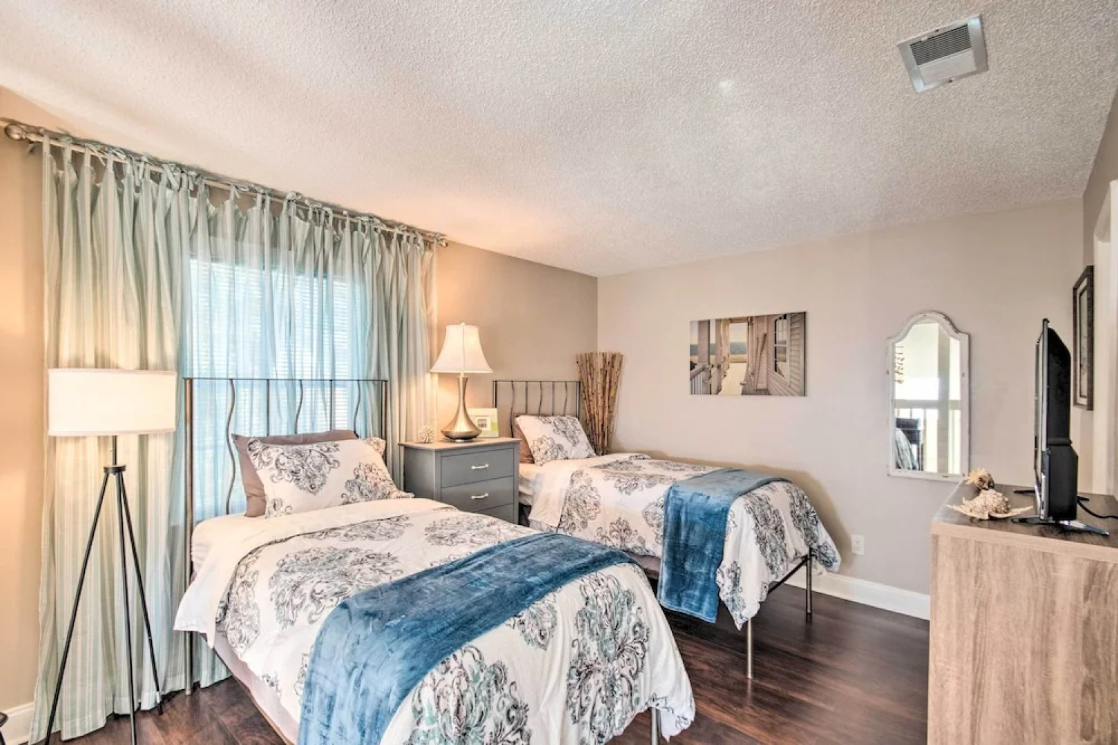 Pet-friendly A-frame Retreat Near Dtwn + Beaches!