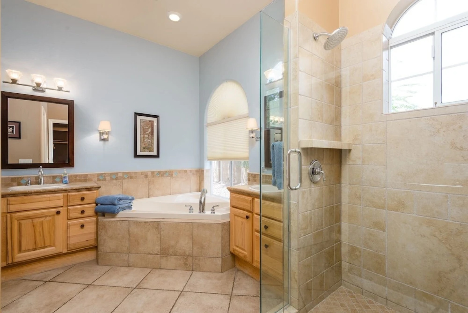 Casa Dynamite 4 Bedroom Home by RedAwning