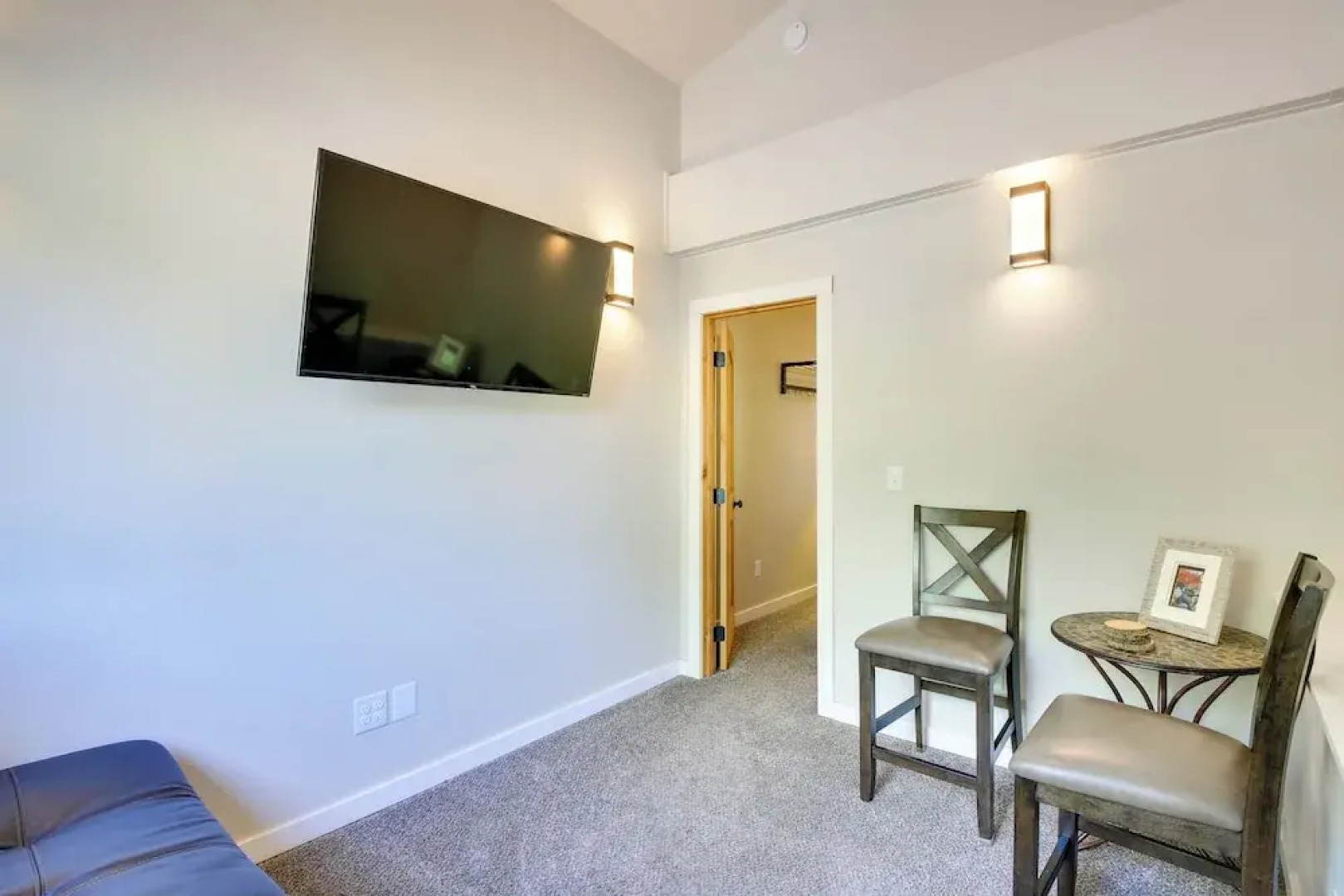 ~14 Mi to Schweitzer Mtn: Lakefront Home