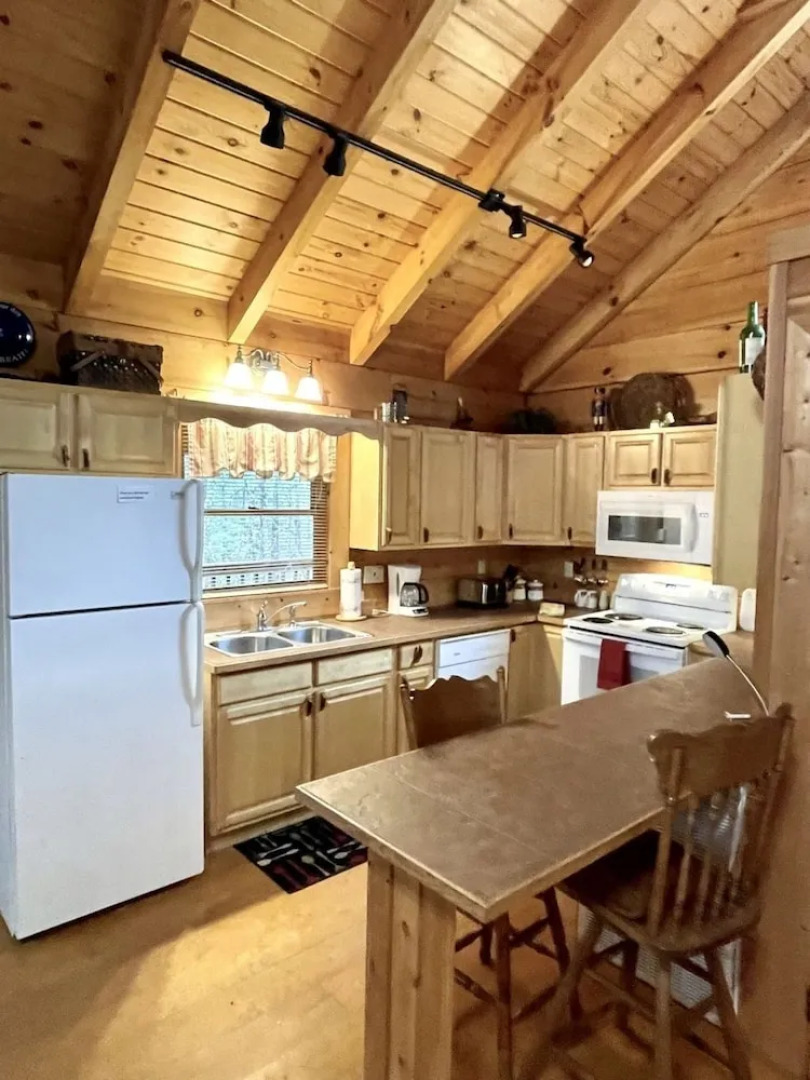 Romantic, pet friendly cabin with private hot tub, washer/dryer and full kitchen Studio Cabin by RedAwning
