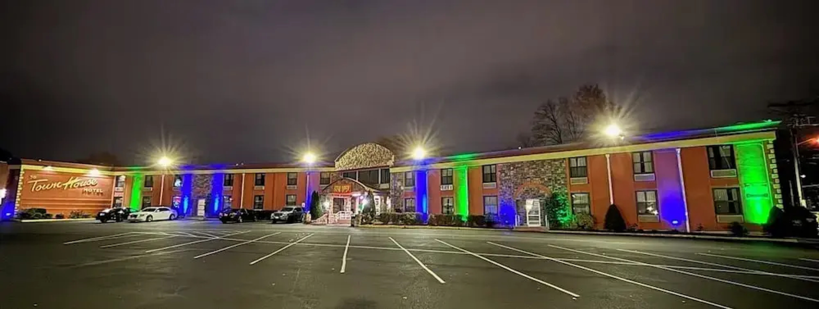 Townhouse Inn & Suites