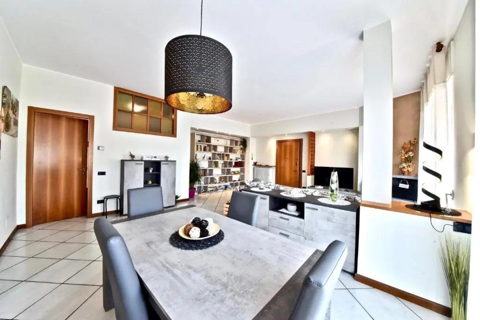 Modern- family apartment halfway between Milano and Como