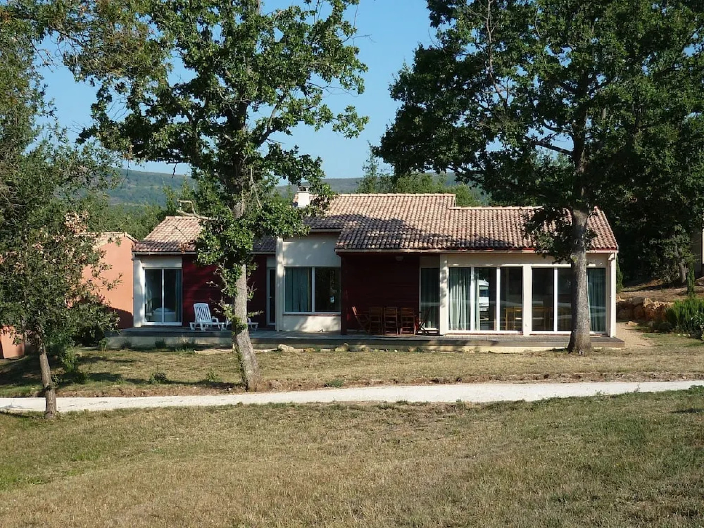Nice Bungalow With Dishwasher on a Green Domain