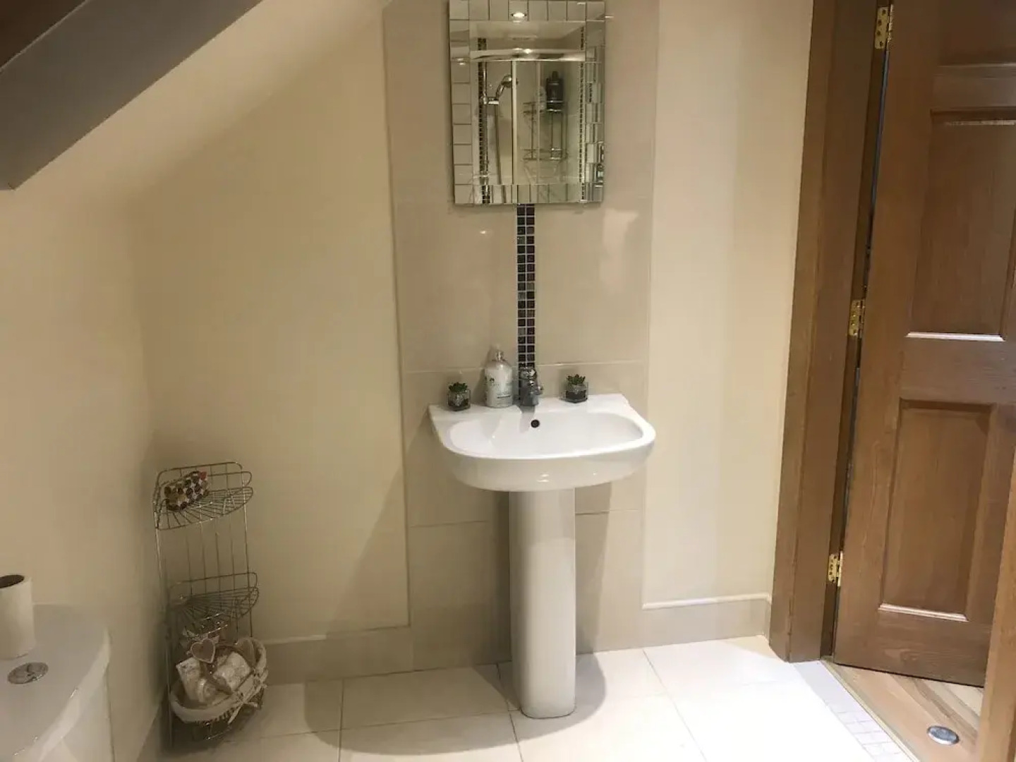 Dungannon 2 Bed Bungalow - Sleeps 5 - Pet Friendly