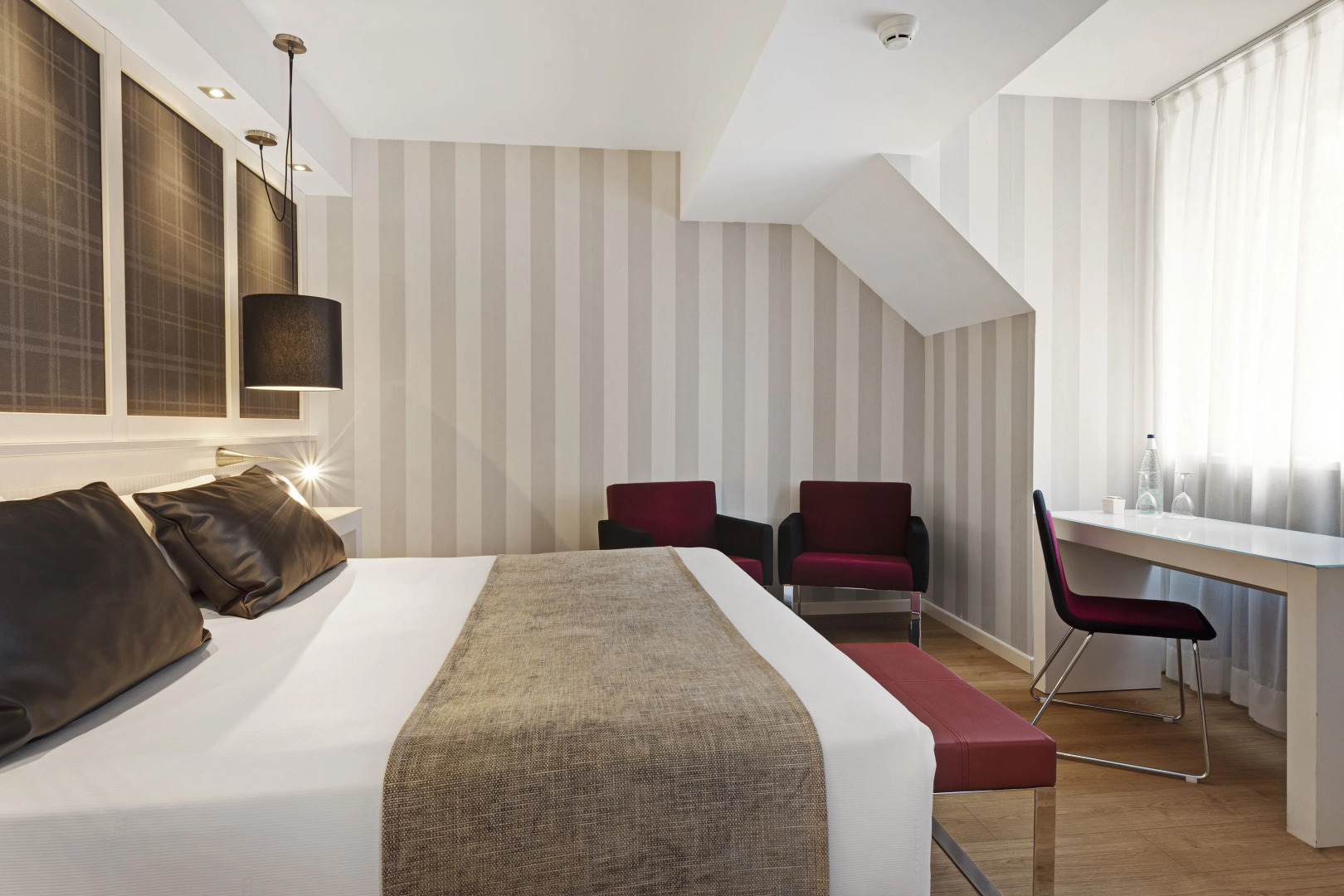 Отель Catalonia Reina Victoria