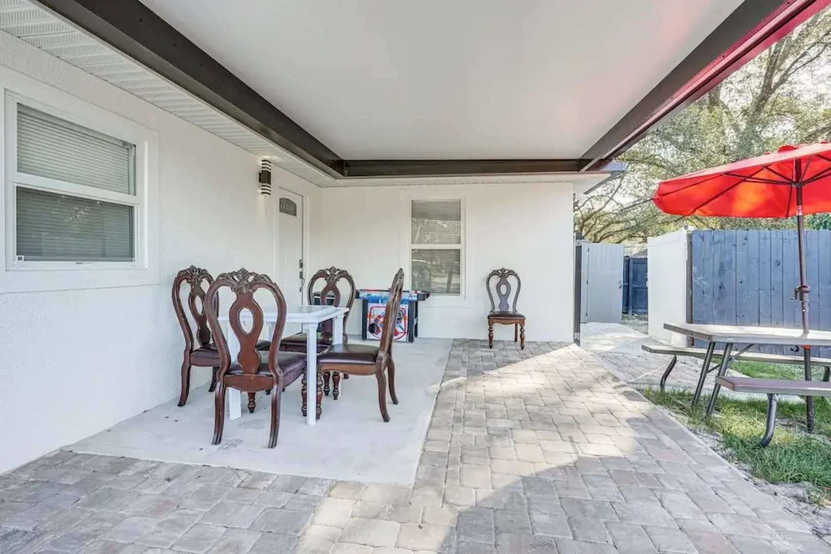 12 Mi to Dtwn Tampa: Vibrant Home w/ Outdoor Space