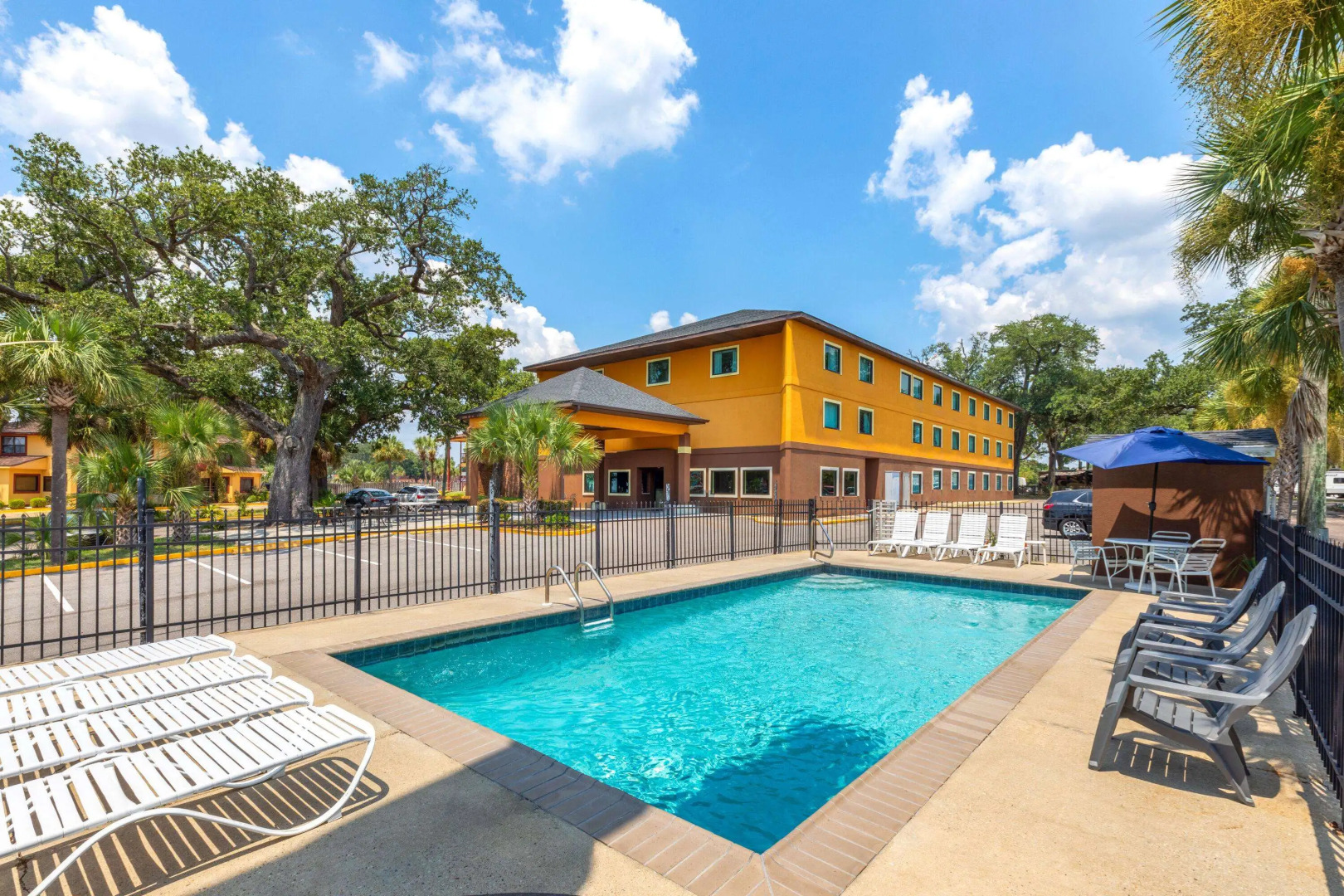 Days Inn by Wyndham Biloxi Beach