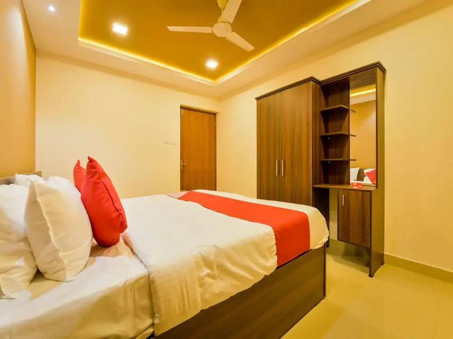 OYO 14271 Modern Studio Near Lulu Mall