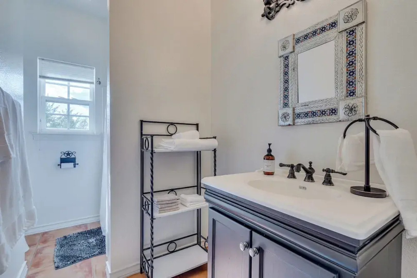 Jonestown Retreat w/ Deck: 6 Mi to Lake Travis!