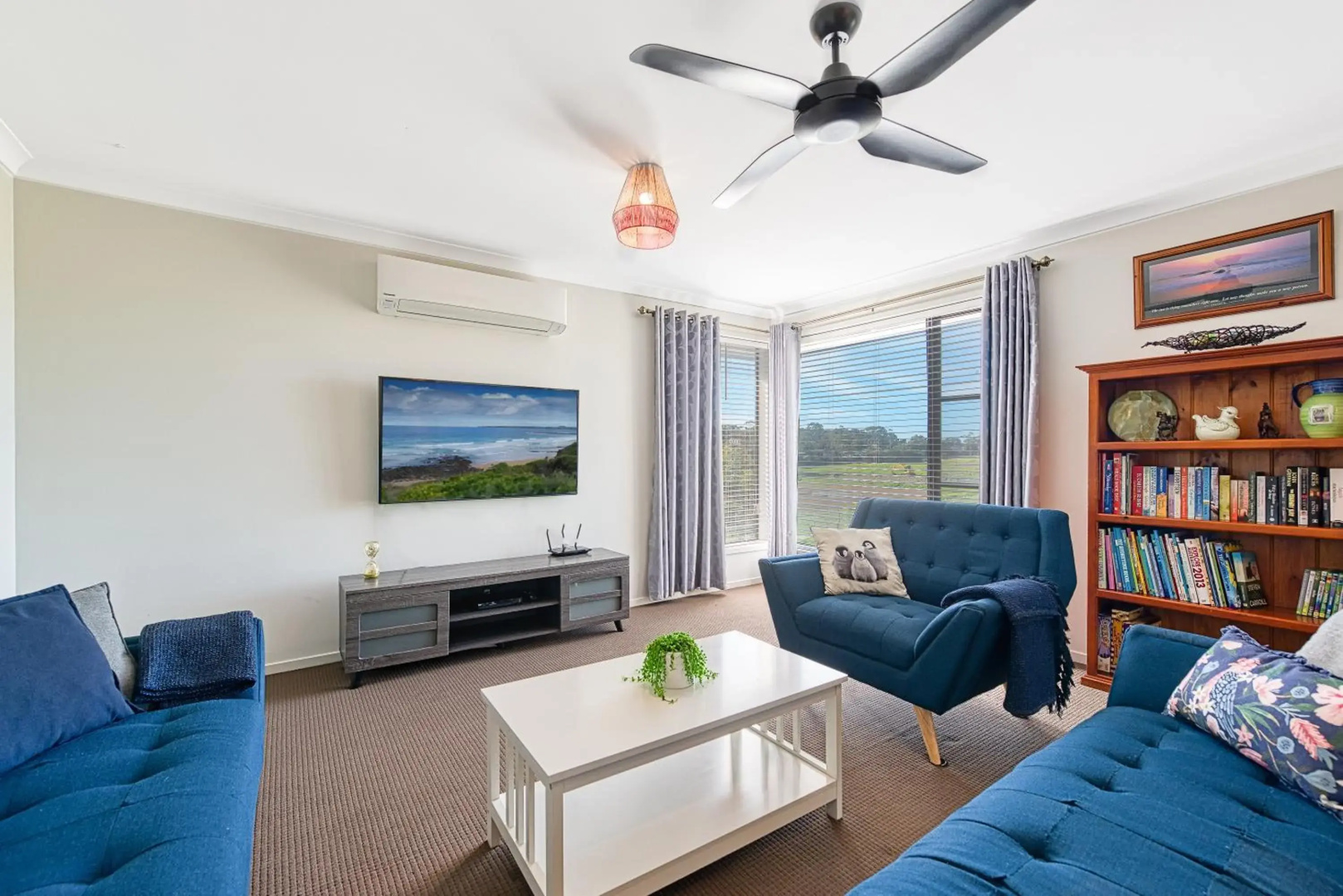 Seabreeze Haven -Wifi, Netflix, pet friendly beach house