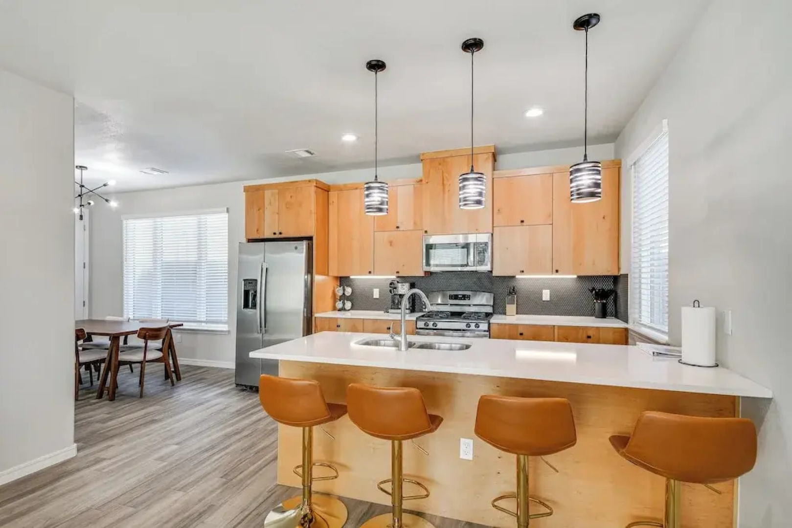Pets Welcome: Newly Built Abode In Canyon!