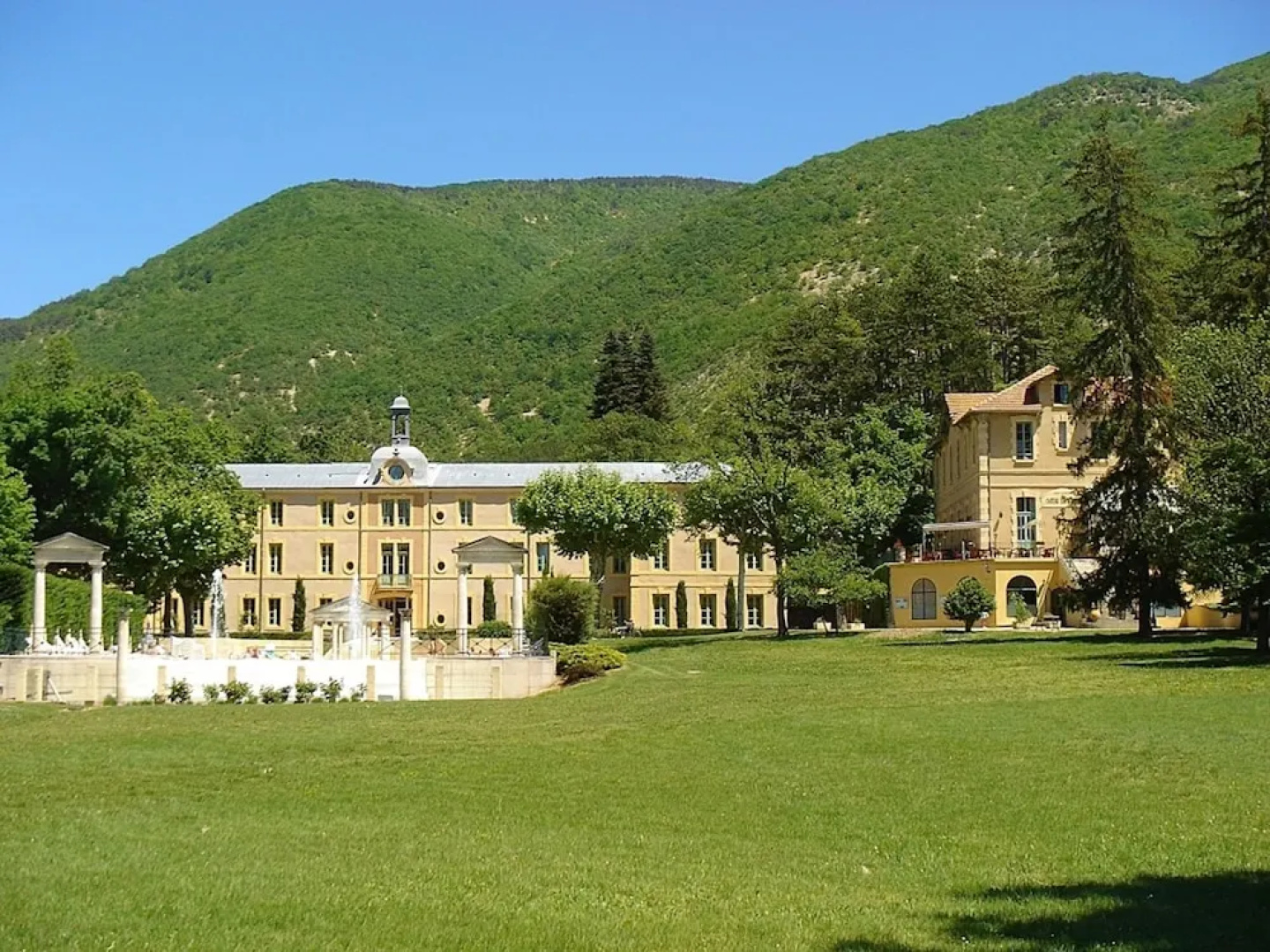 Two Studios With Pool, in Garden Park Nearby Spas and Views at the Mont Ventoux
