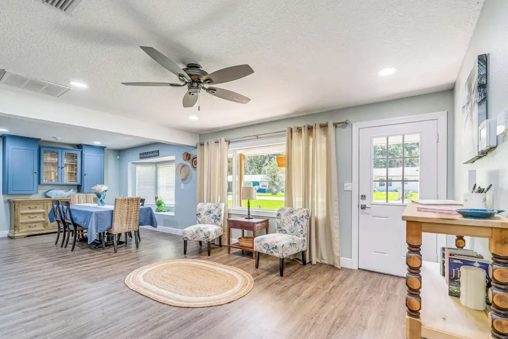 Canal-front Outdoor Oasis: Home in Crystal Water