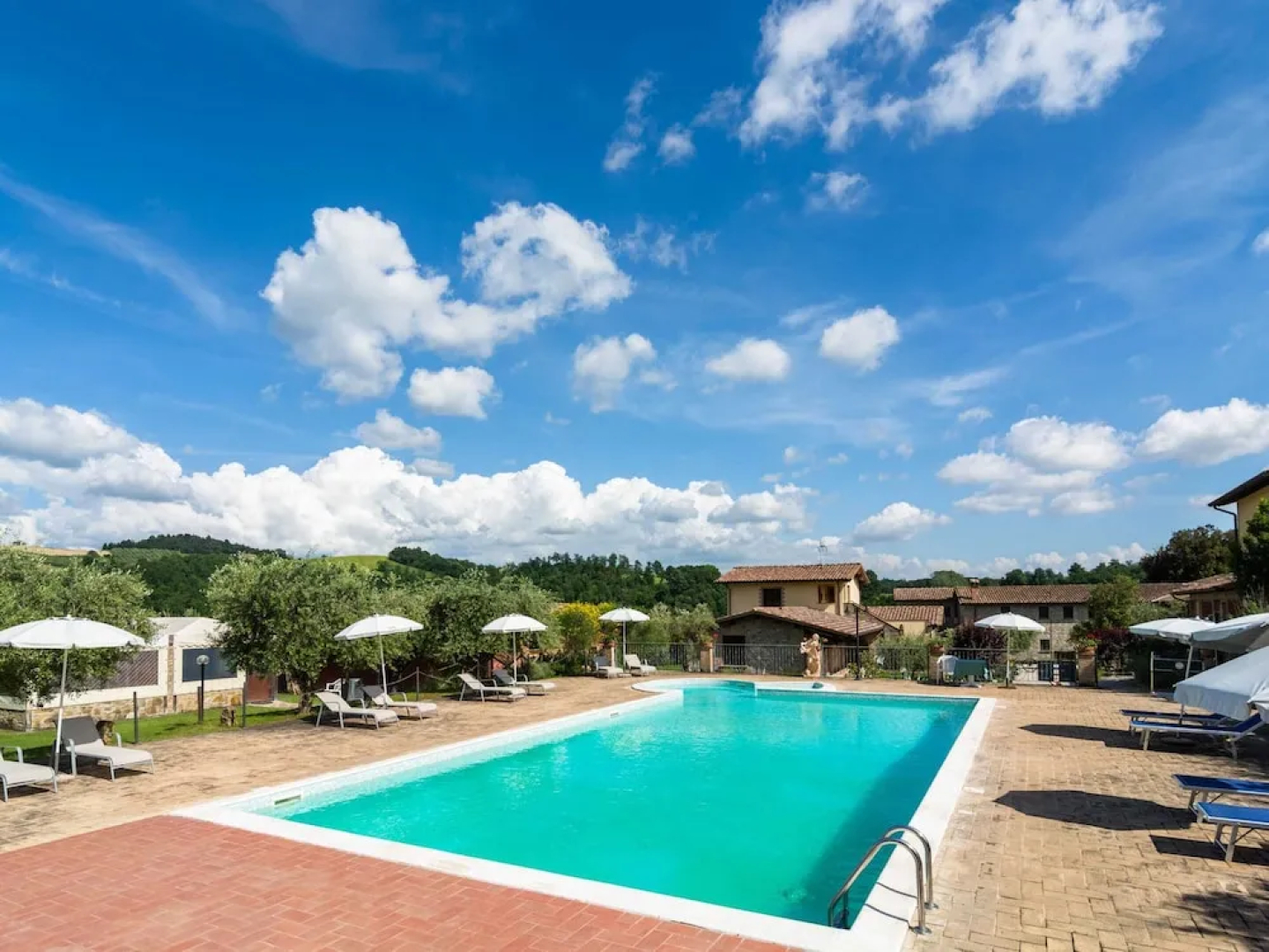 Farmhouse in Perugia with Hot Tub, Swimming Pool, Garden, BBQ