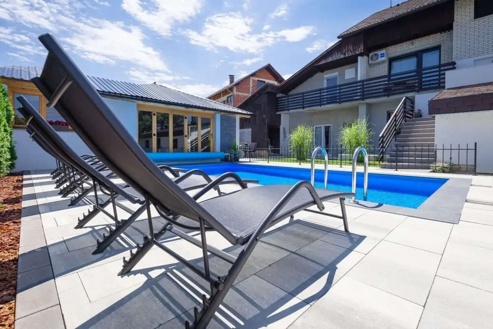 Rooms & apartments Karlo