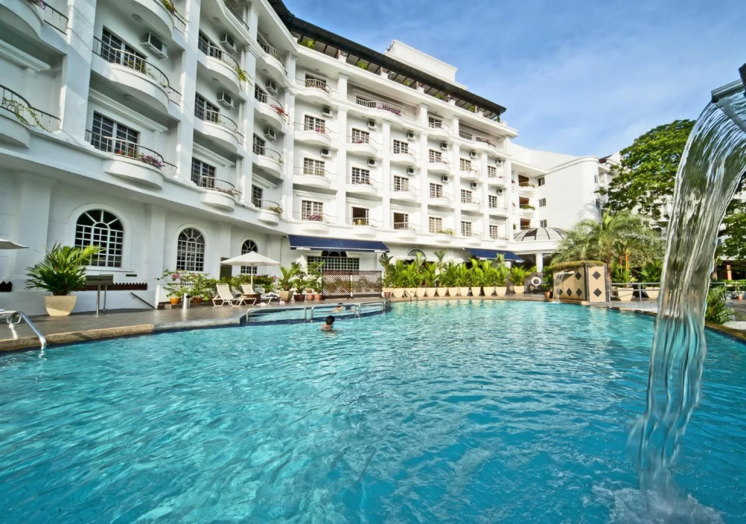 Flamingo Hotel by The Lake