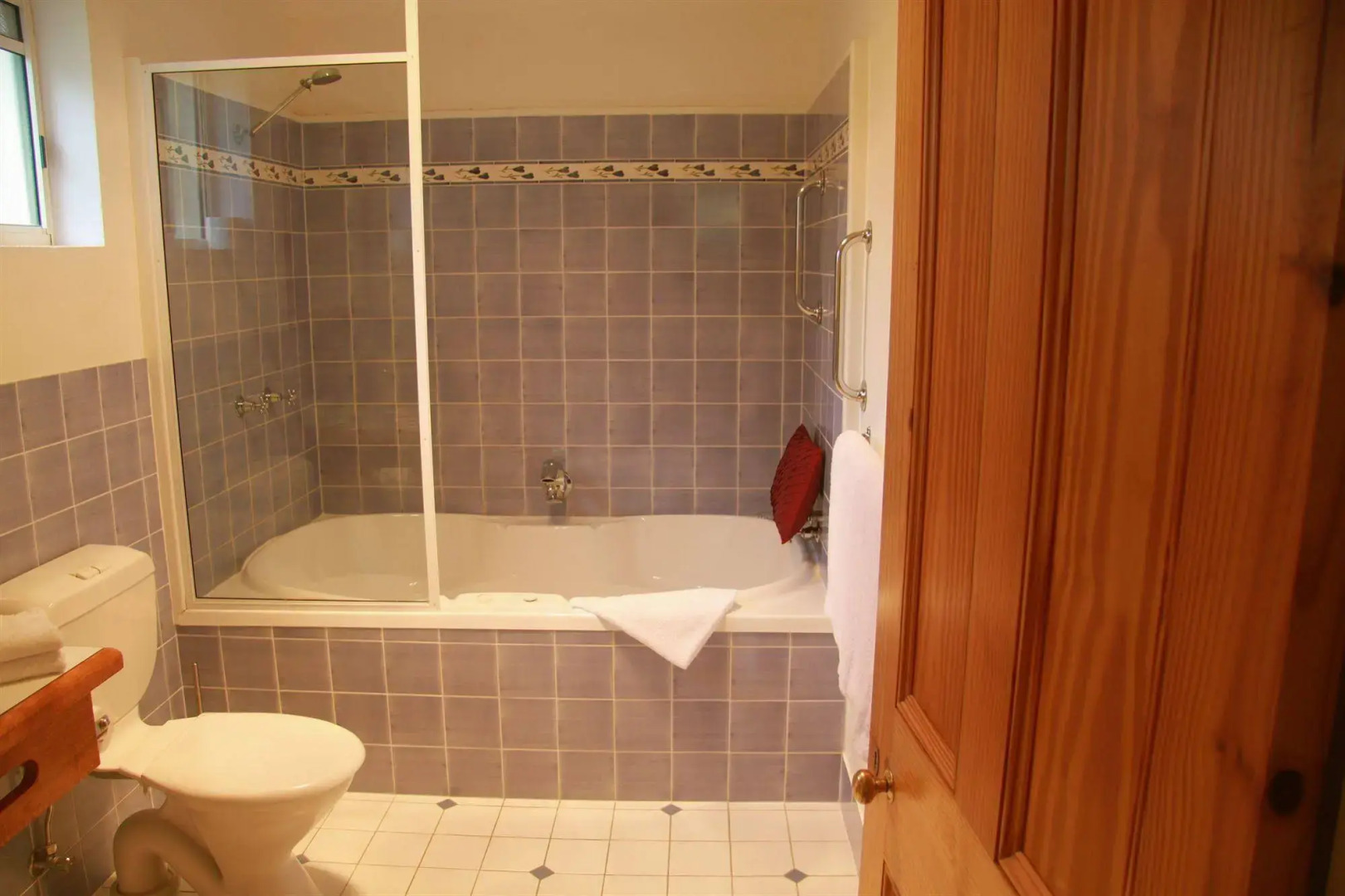 Vineyard Cottages & Cafe