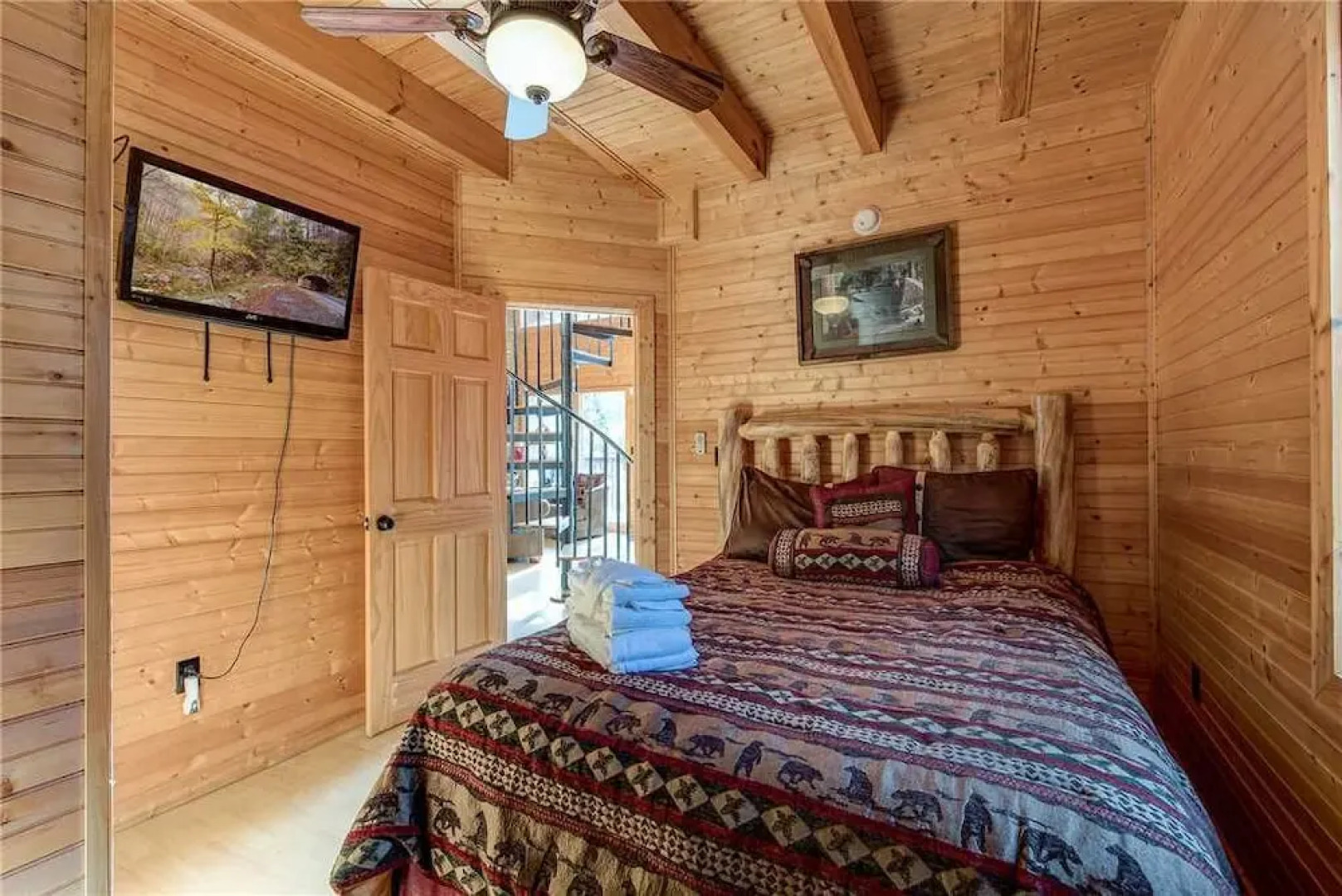 Dreams and Streams 2 Bedroom Home with Hot Tub