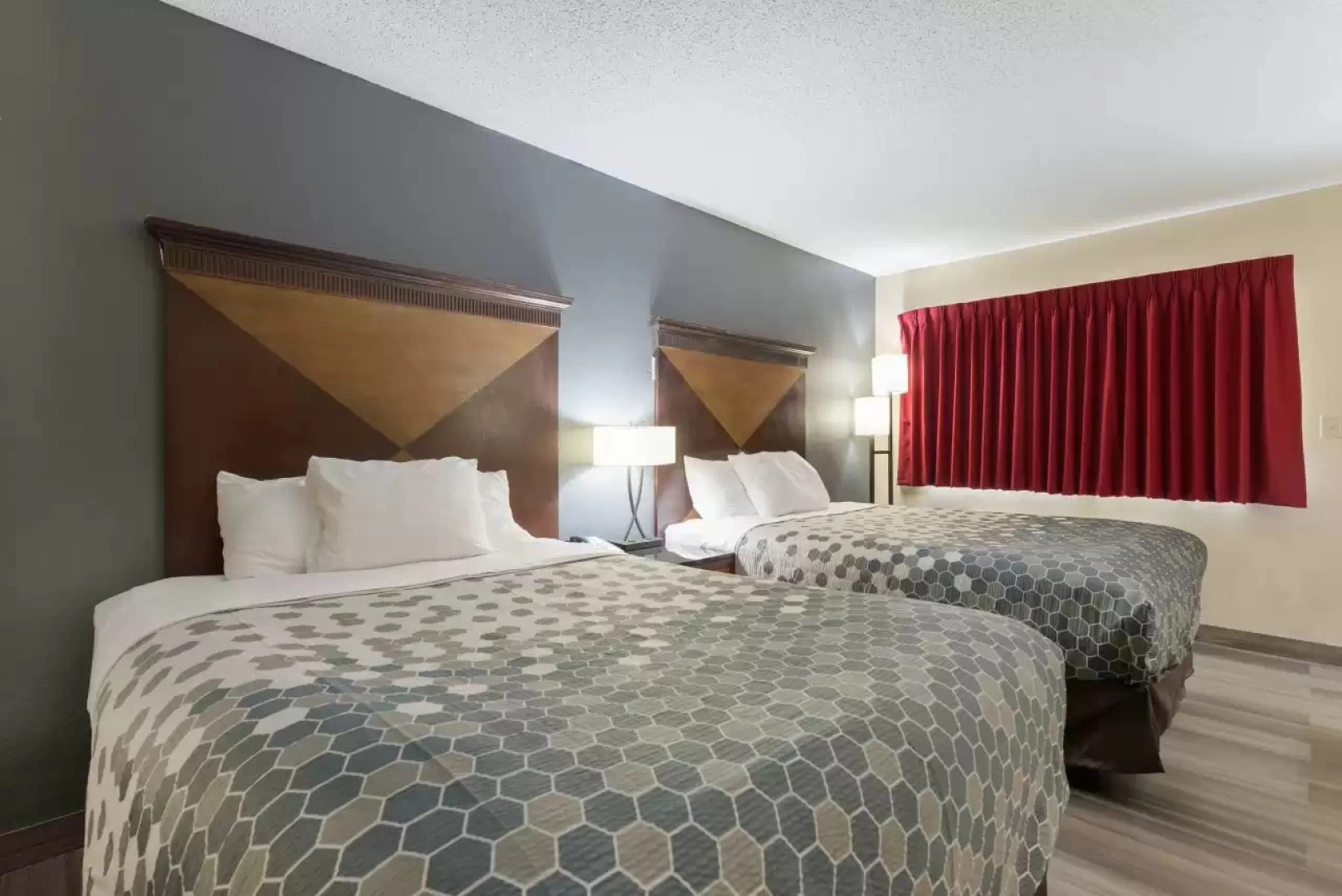 Econo Lodge Inn & Suites Mason City - Clear Lake