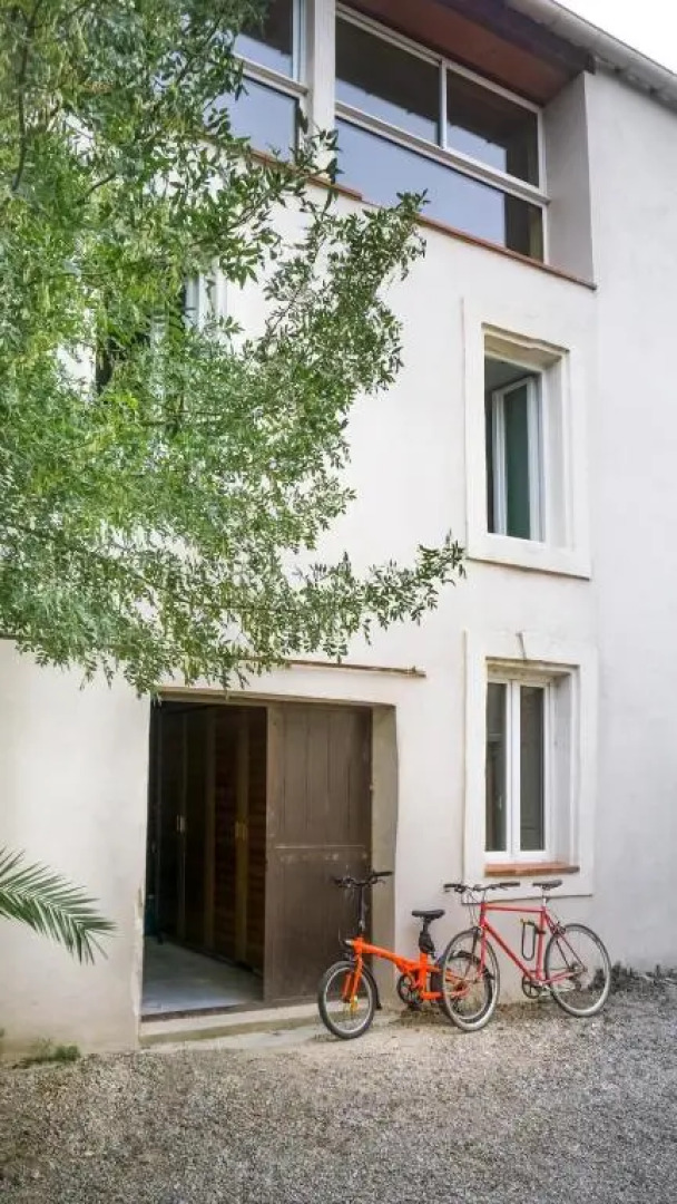 Belle Et Grande Maison de Village Au Bord de L'eau