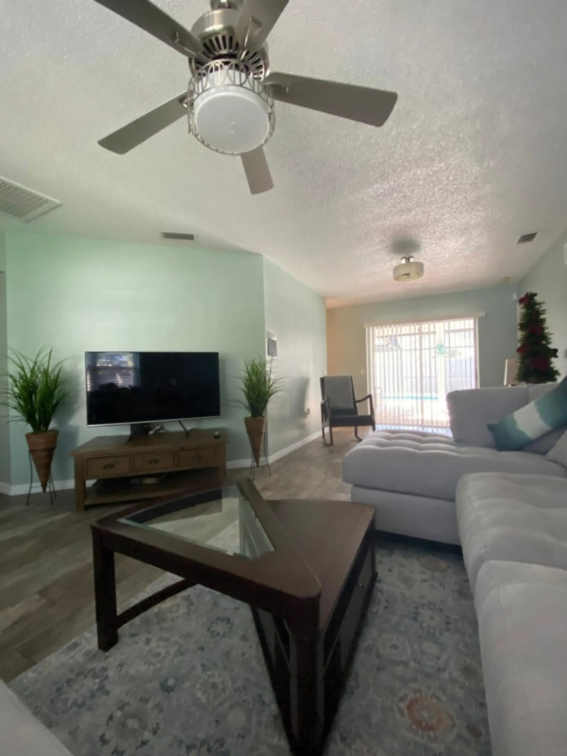 3 bedrooms house with private, heated pool 8 miles to Siesta Key Beach,