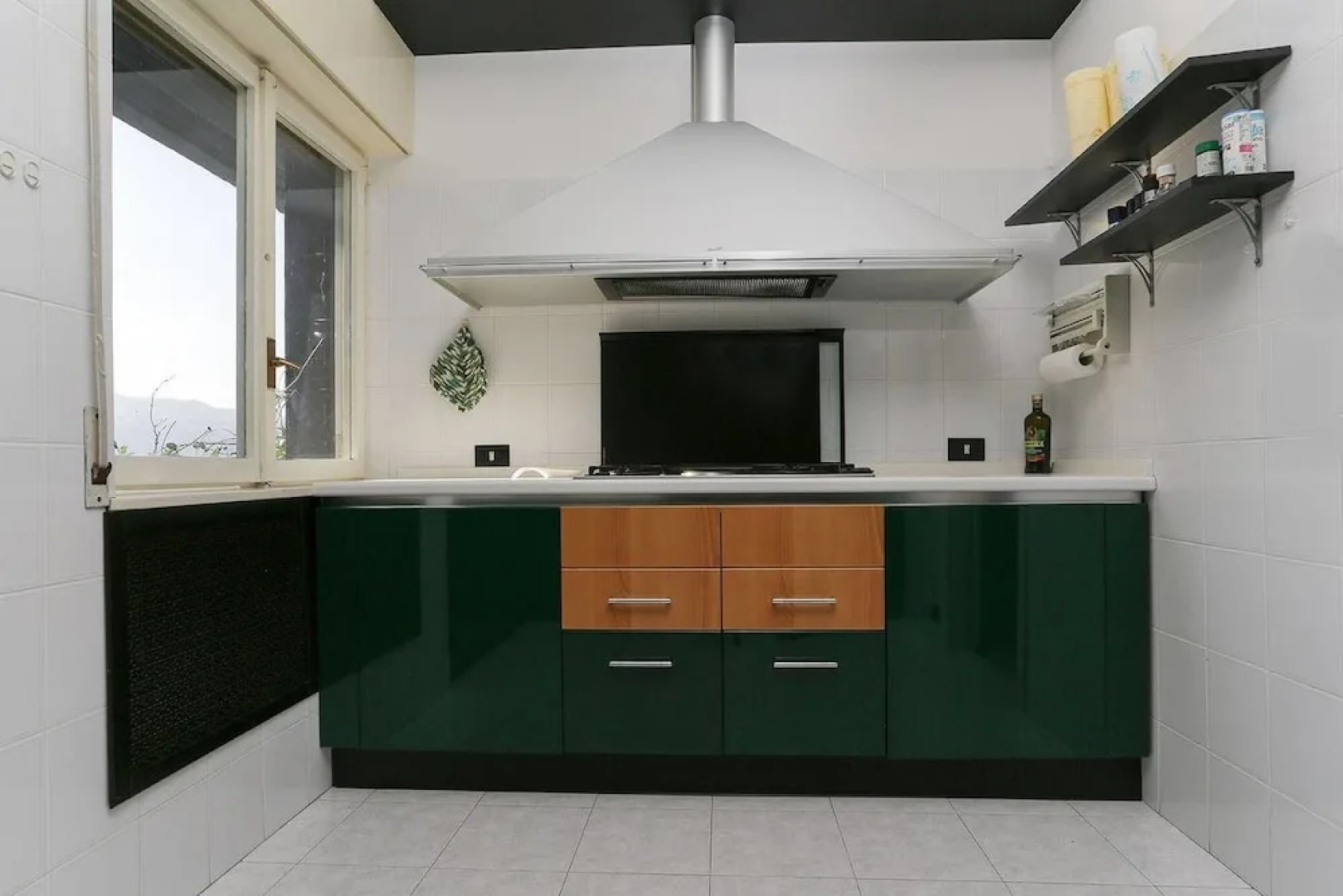 Contemporary Lakeside Villa Enjoying Direct Lake Access, Wifi, BBQ, Near Restaurant and Shop