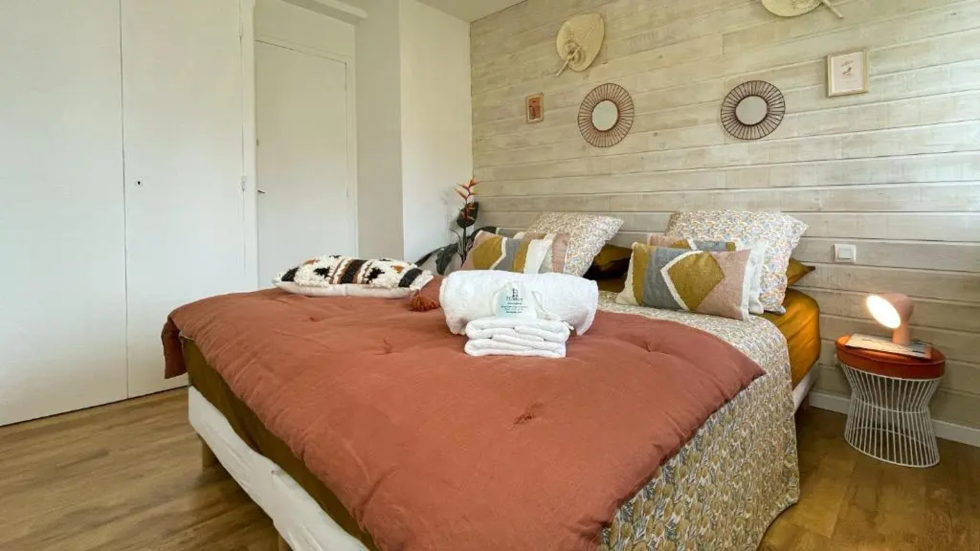 HOMEY MONTAIGNE - New - A 1 min à pied du LAC D'ANNECY - 2 Balcons privés - Appartement avec 2 chambres - Stationnement gratuit toute l'année sauf en été - juin à août