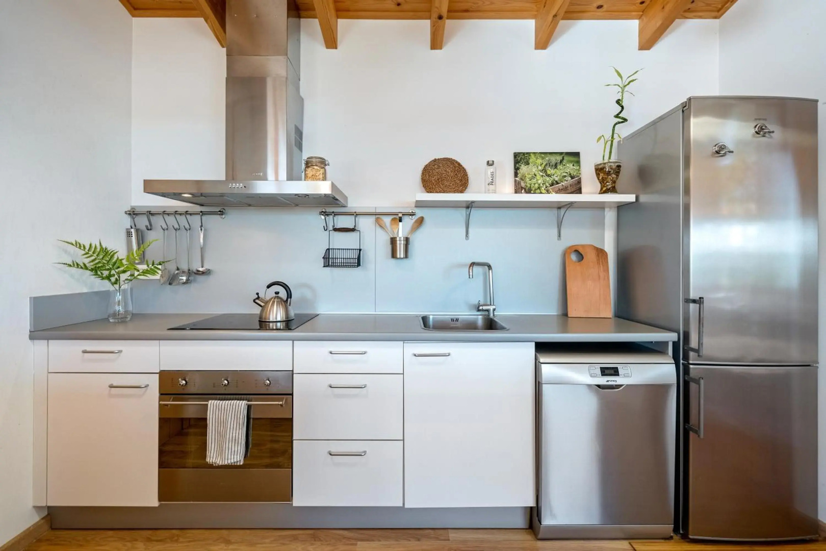 Casa nórdica en el bosque con vistas al mar