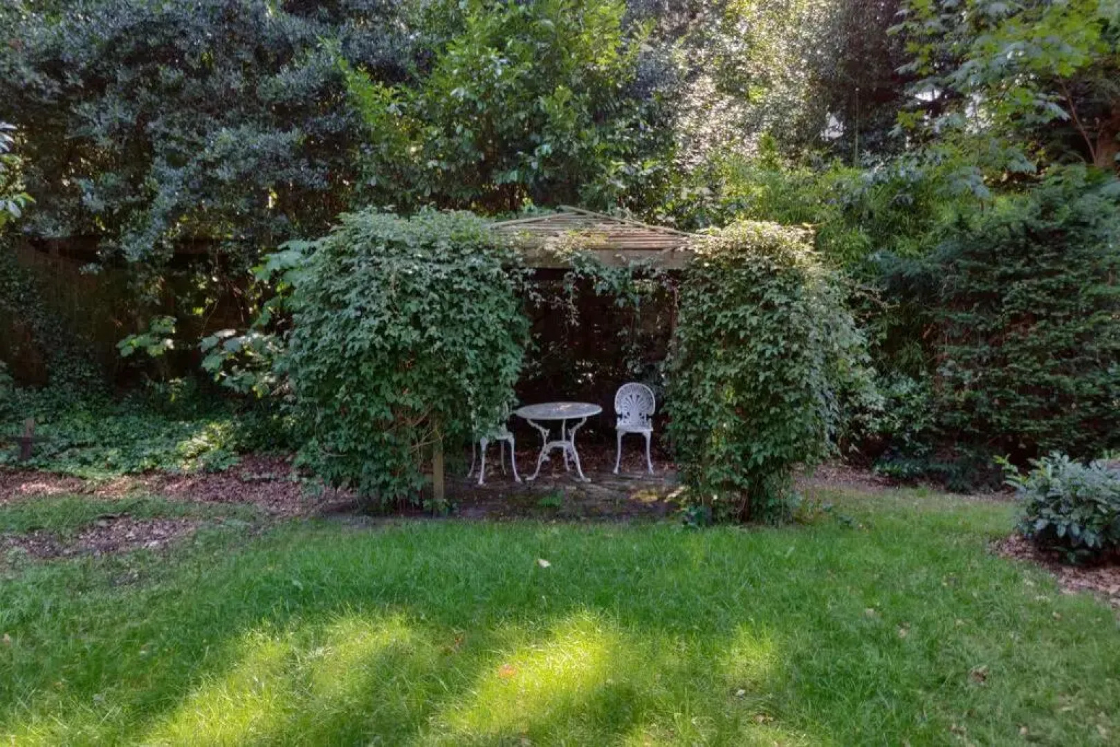 Vrijstaande rietgedekte villa nabij uitvalswegen