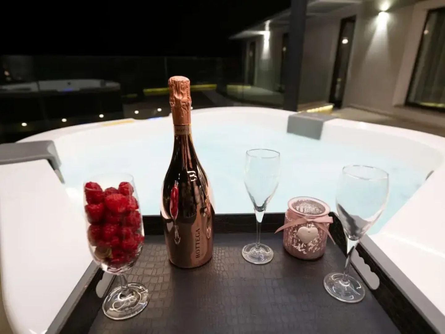 Stylish Stay With Hot Tub