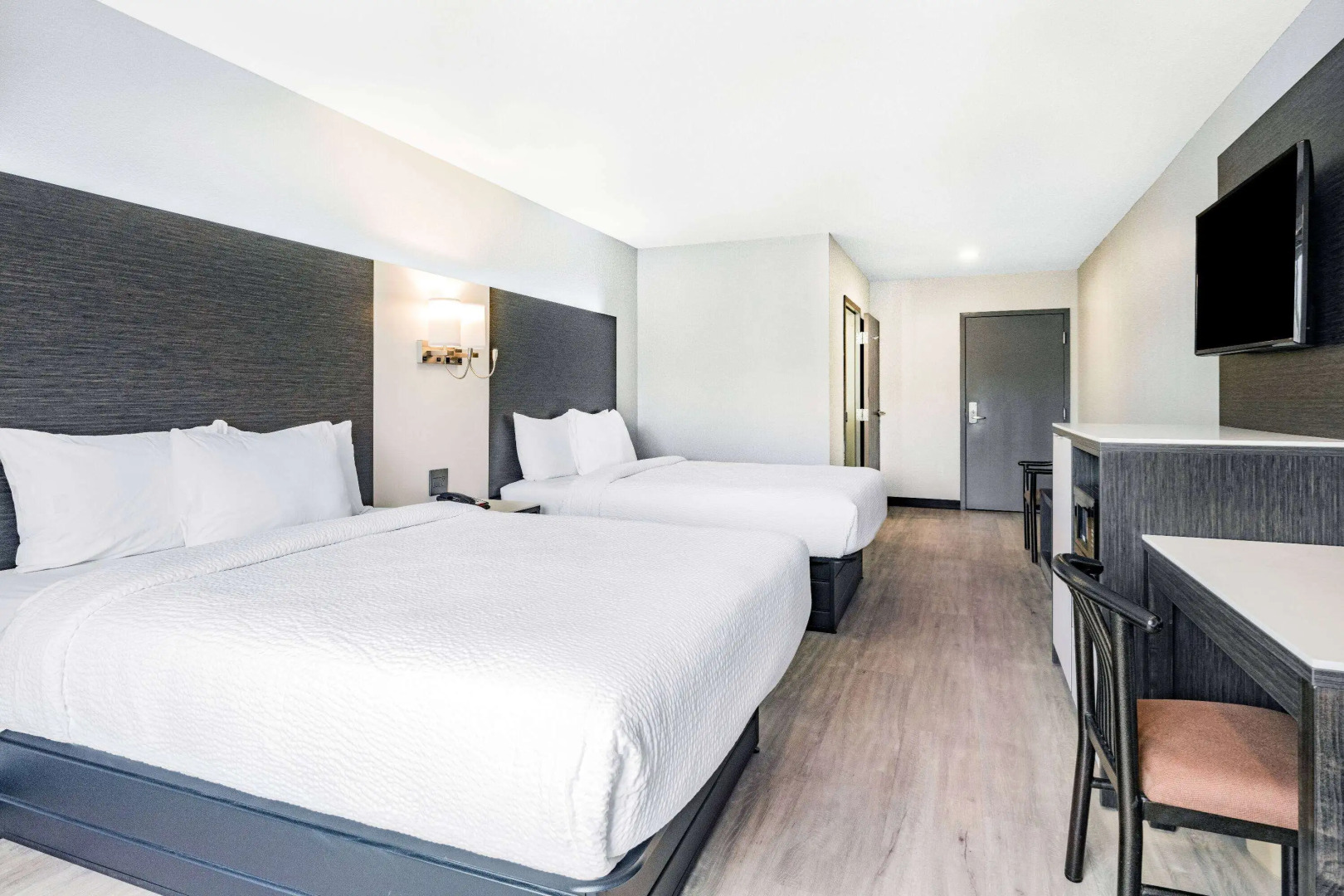 Days Inn & Suites by Wyndham Niagara Falls/Buffalo