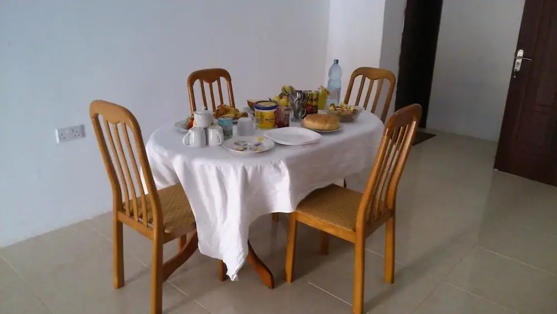 Uroa White House Inn