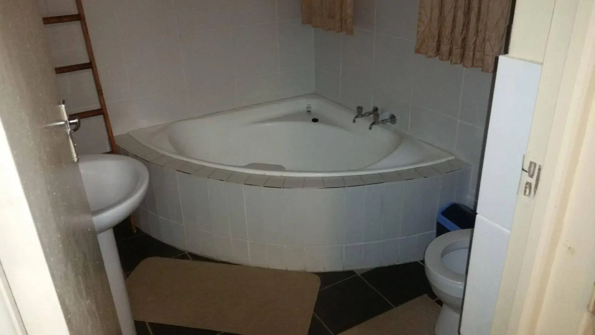 Crystal Rose Lodge & Spa