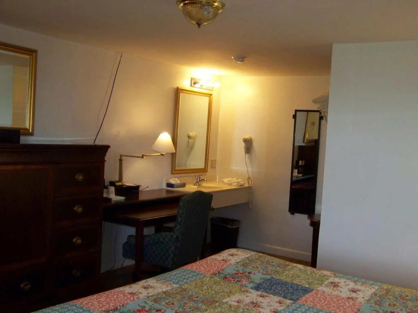 Golden Knight Inn and Suites