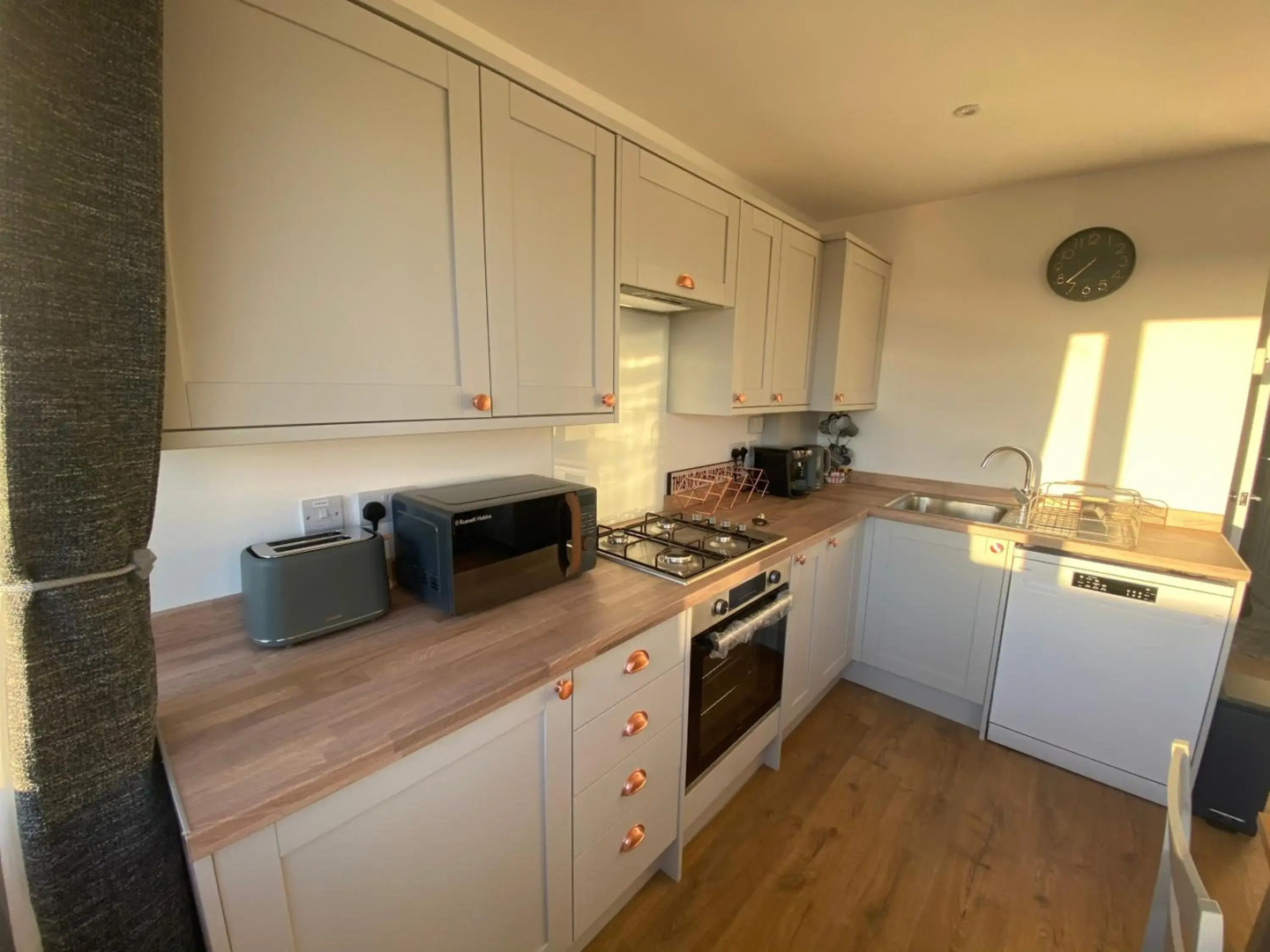 Bay - Brambles Chine, Colwell Bay - 5 star WiFi - Short walk to The Hut and beach - 1 night stays available