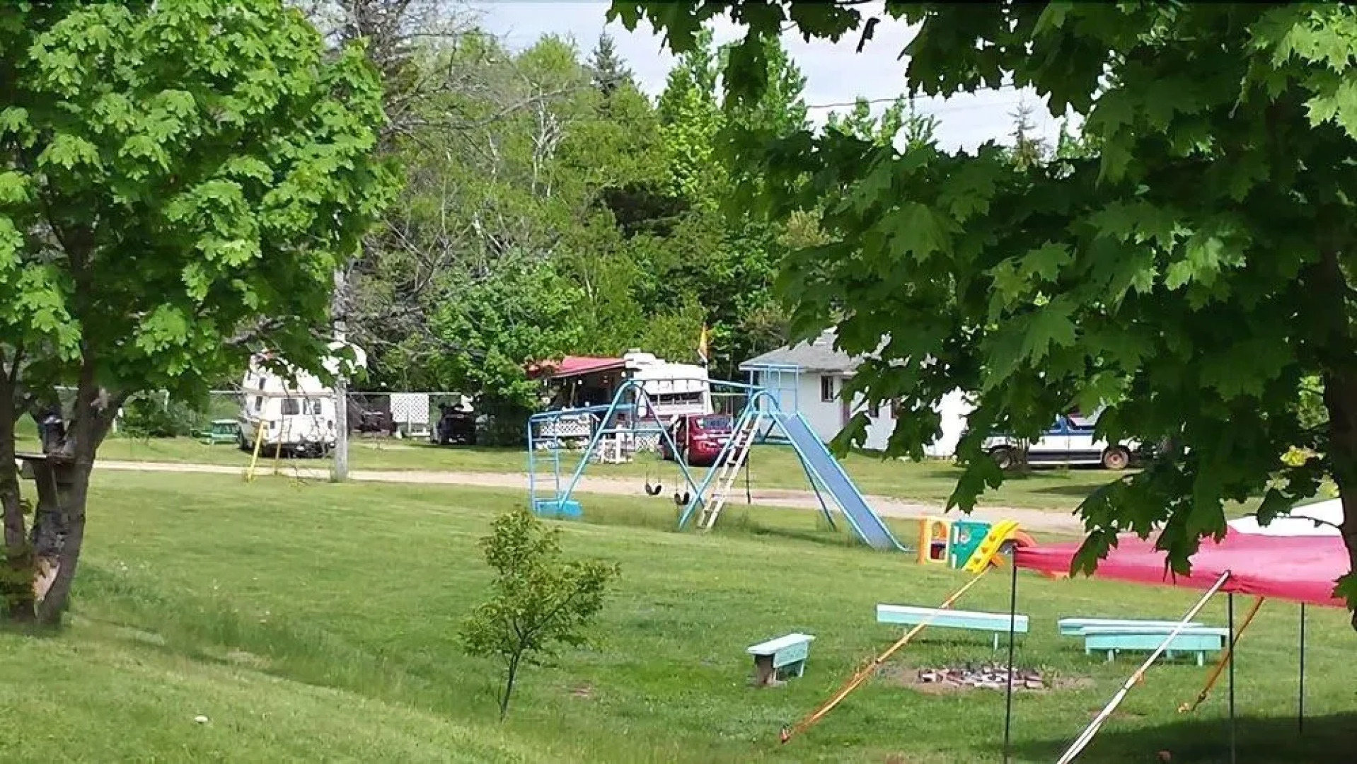 Fundy Rocks Motel and Chocolate River Cottages