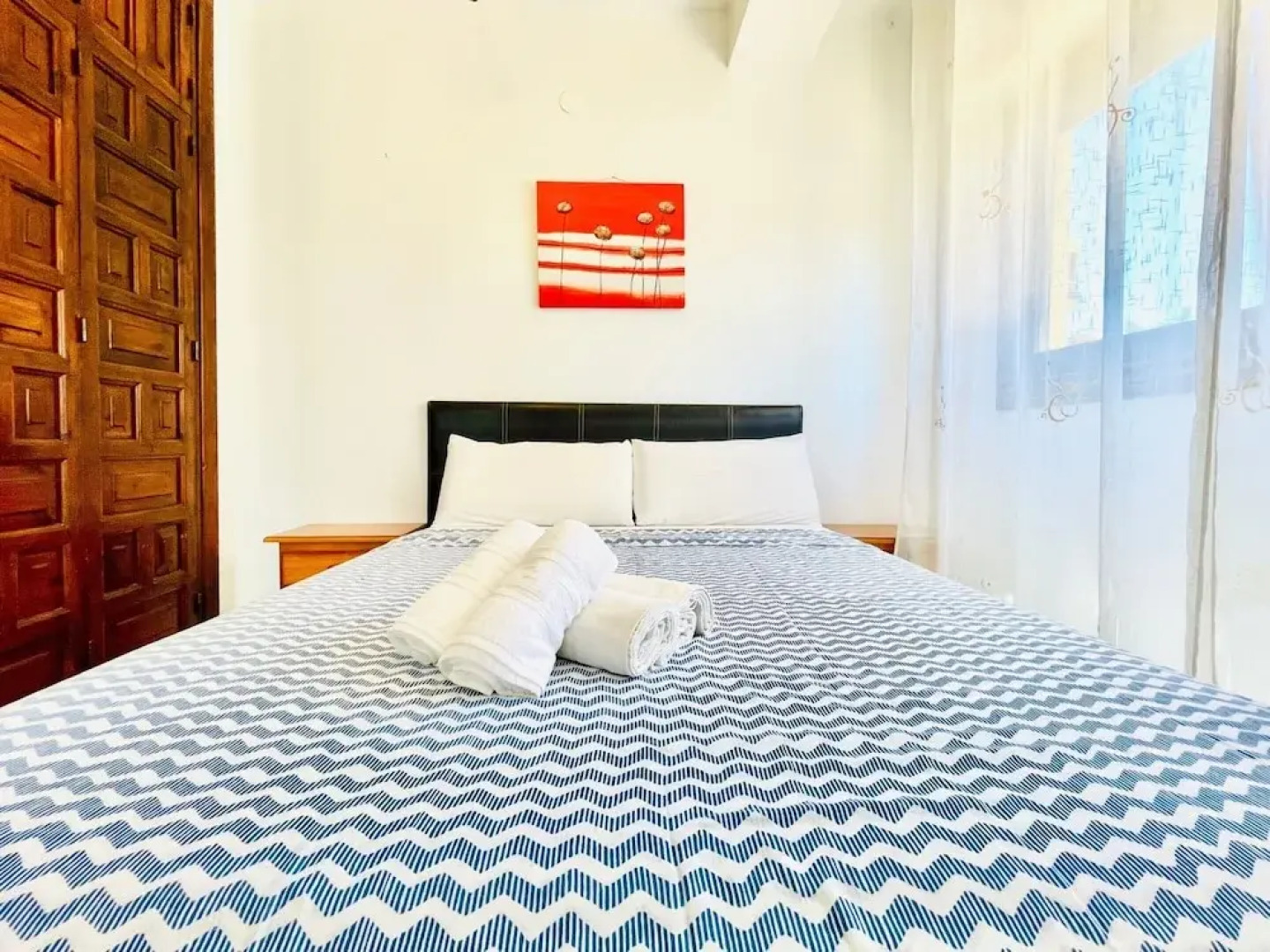 Mountain-view Apartment by Sea