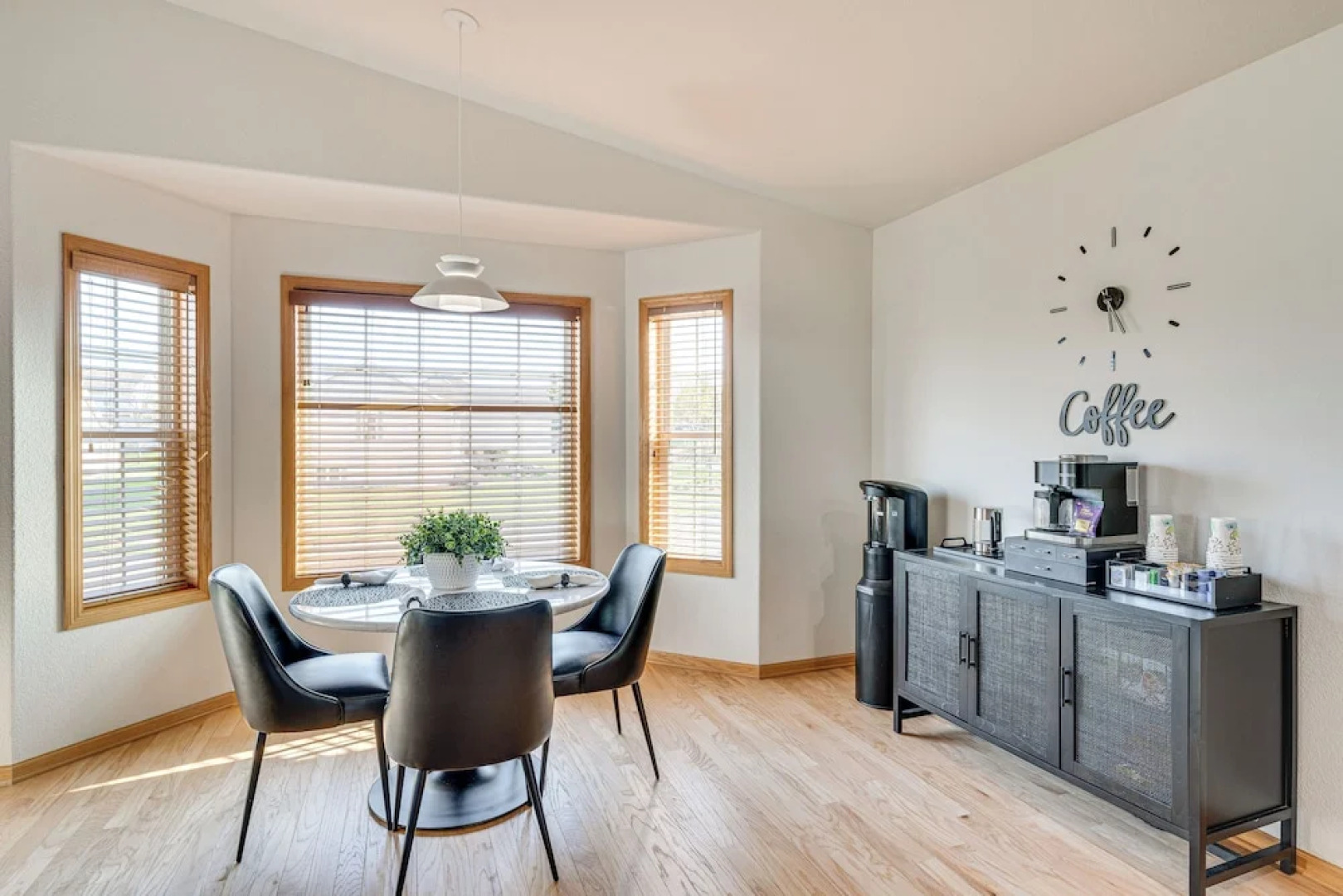 Luxury 'prairie Retreat': 5 Min From Madison!