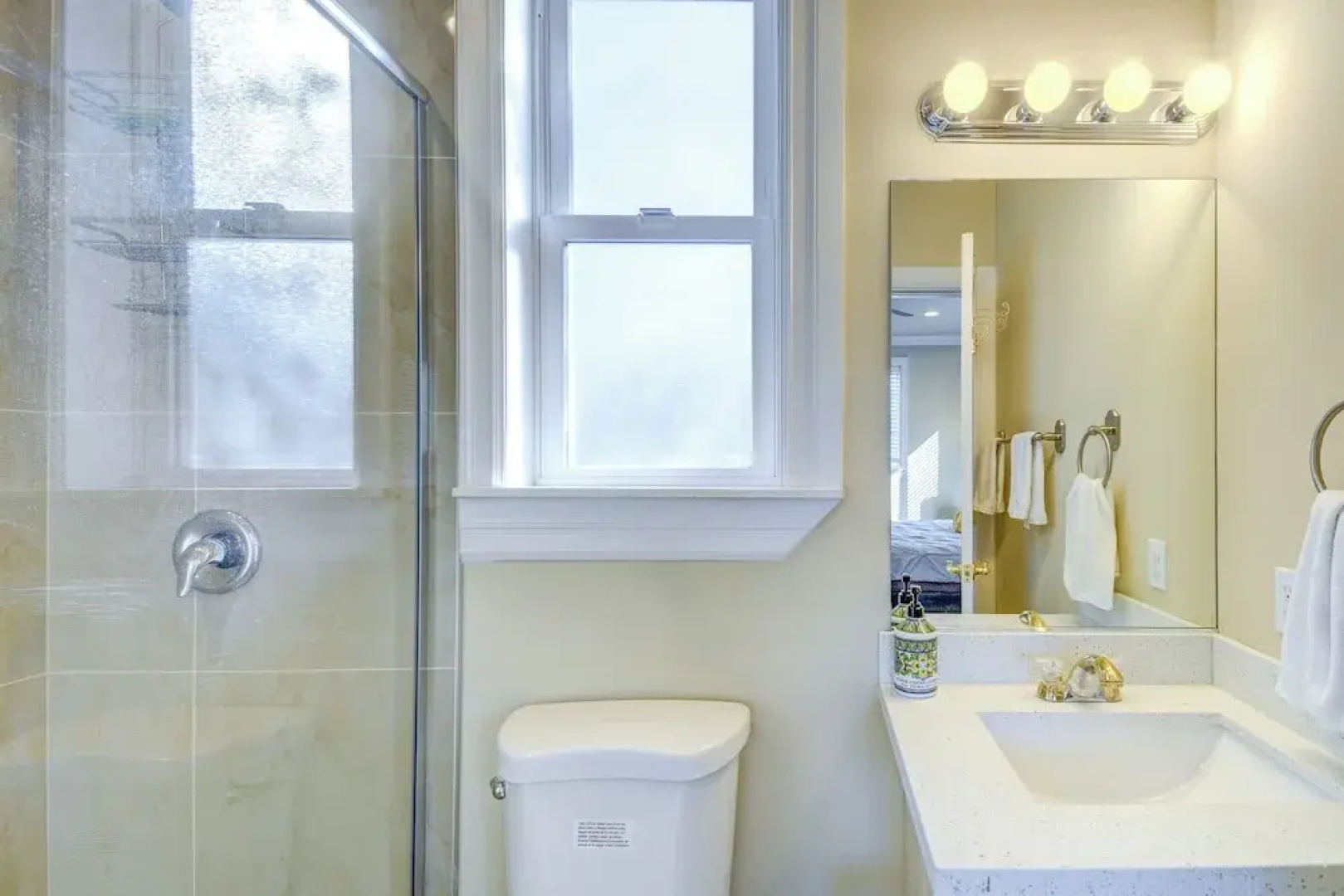 Luxe Federal Way Rental - Walk to the Water!