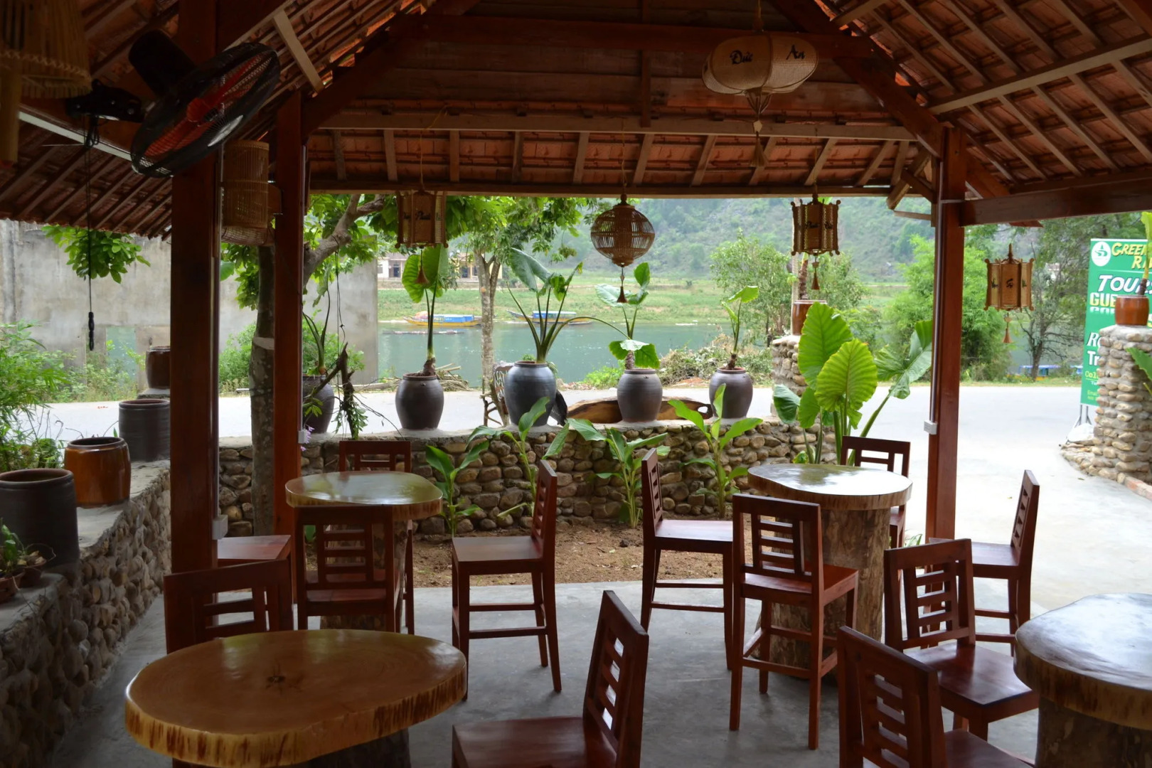 Green Riverside Cosy Home