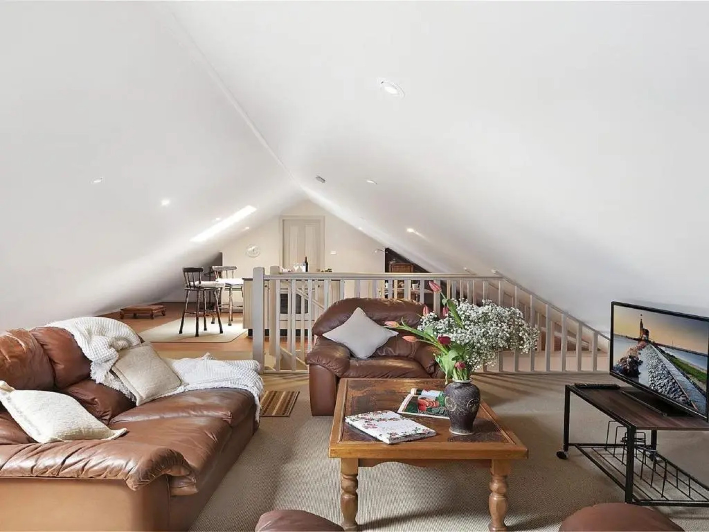 Old Mansfield Loft - gardens, gazebo and getaways