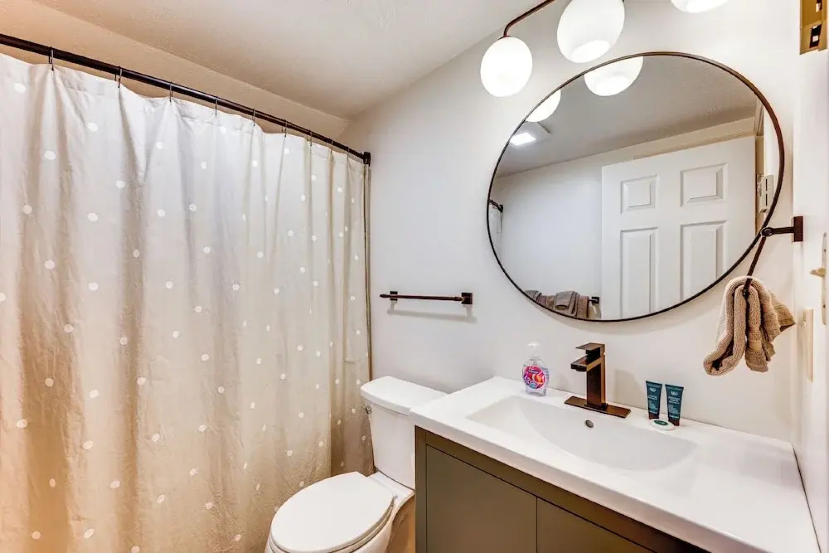 Condo w/ Deck & Grill < 5 Miles to Loon Mountain!