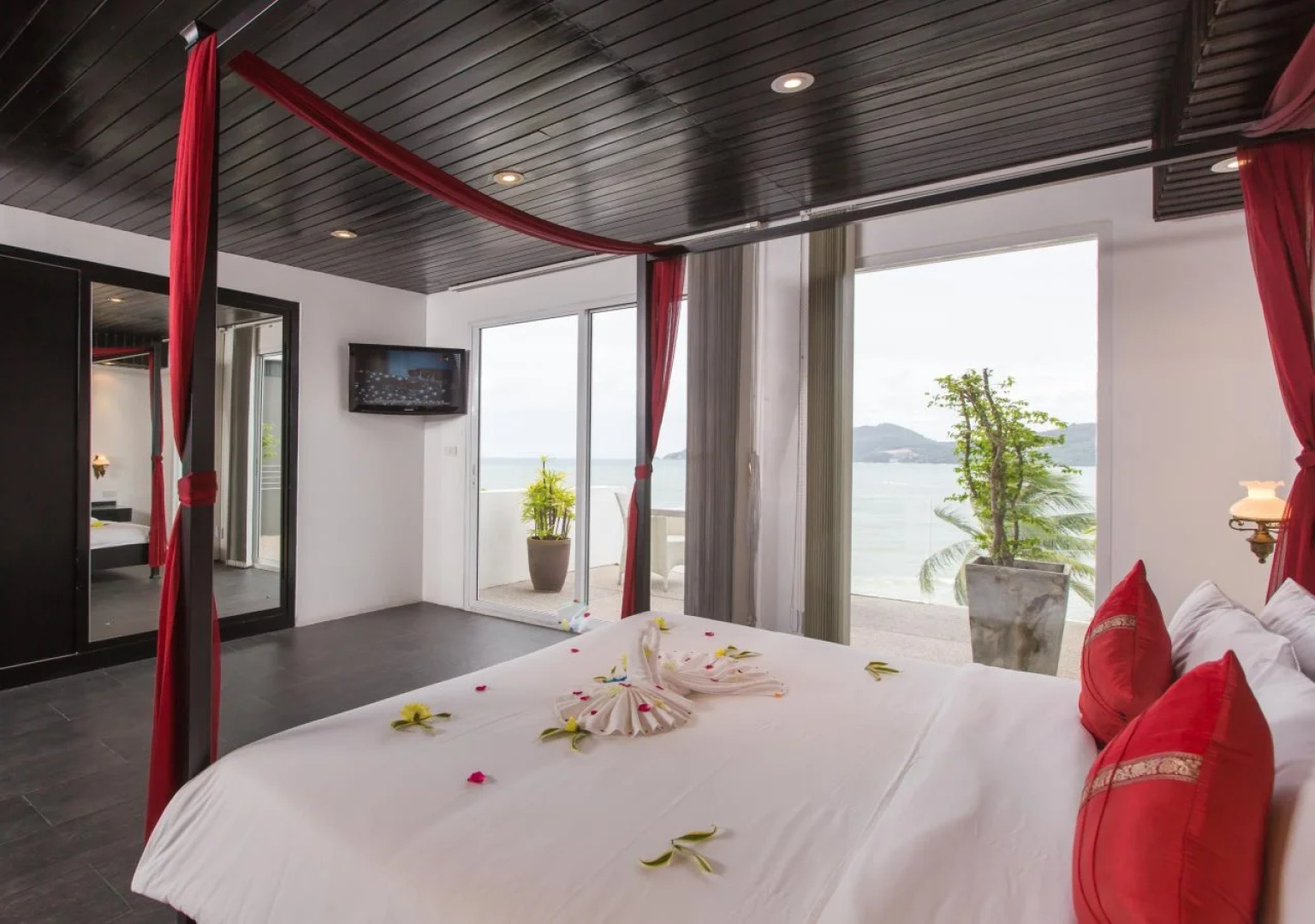 The Front Hotel and Apartment