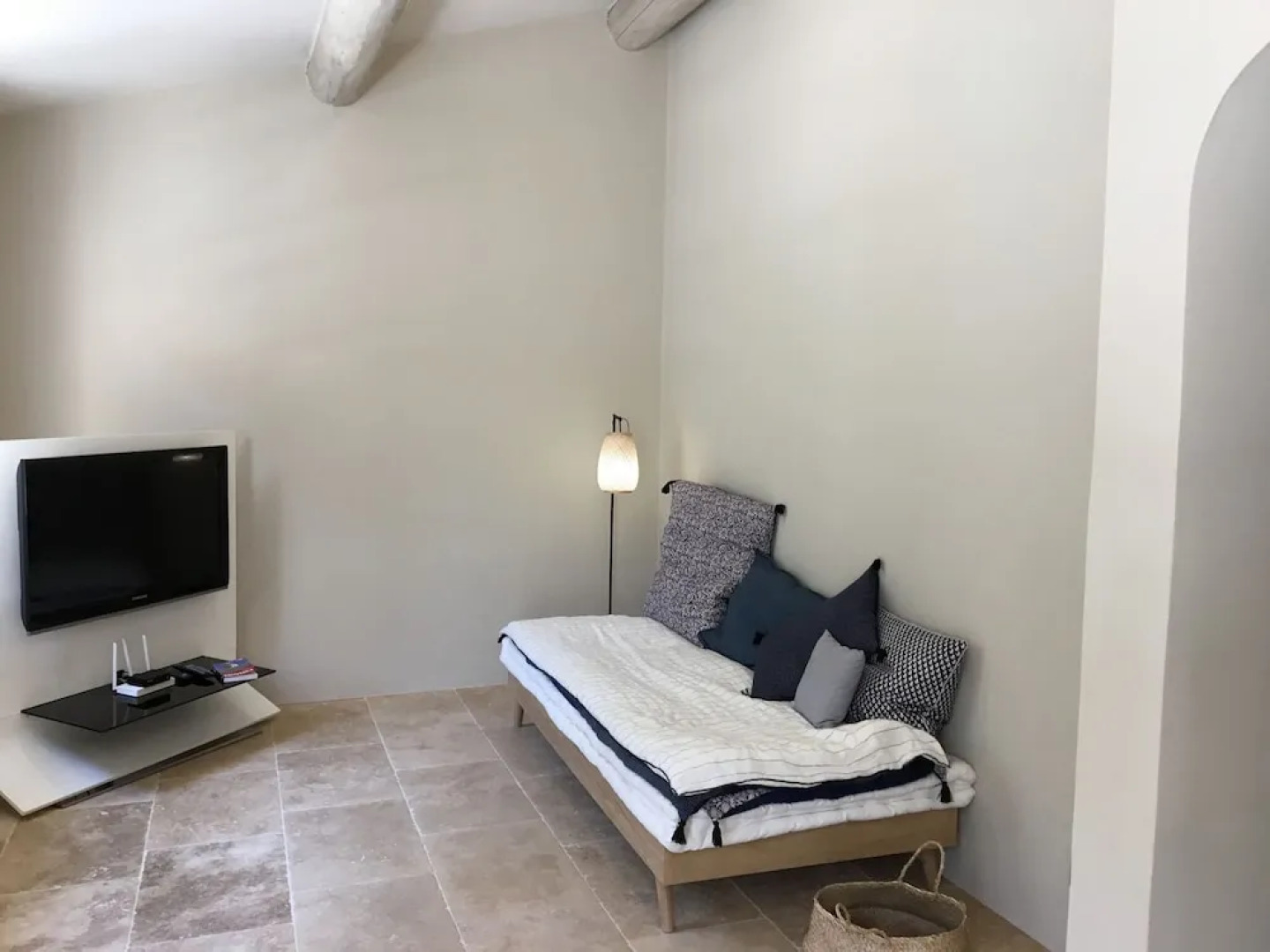 Modern Holiday Cottage With Swimming Pool and Close to Beautiful Saint-remy-de-provence