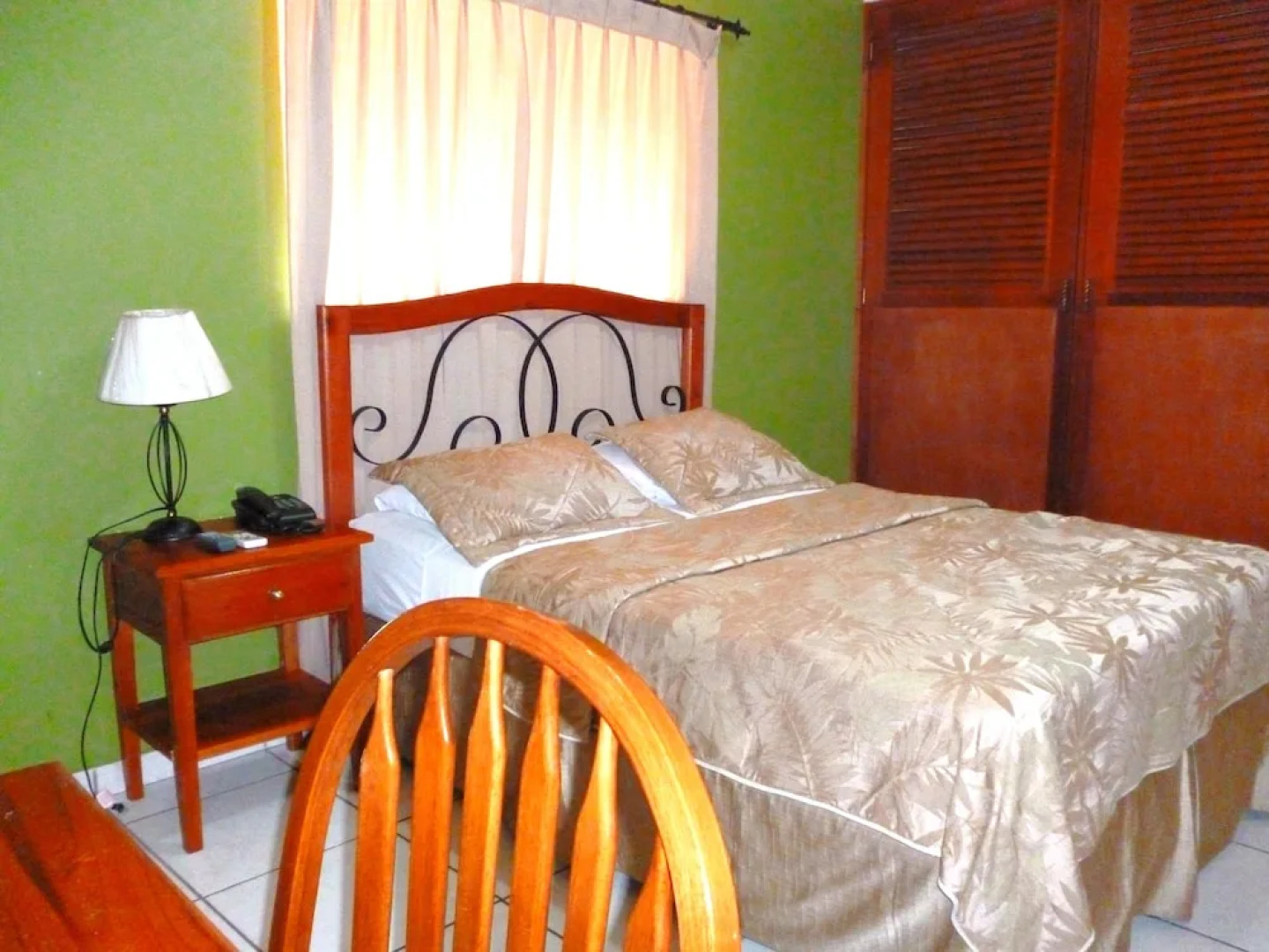 THE Green Frog Inn Bed and Breakfast