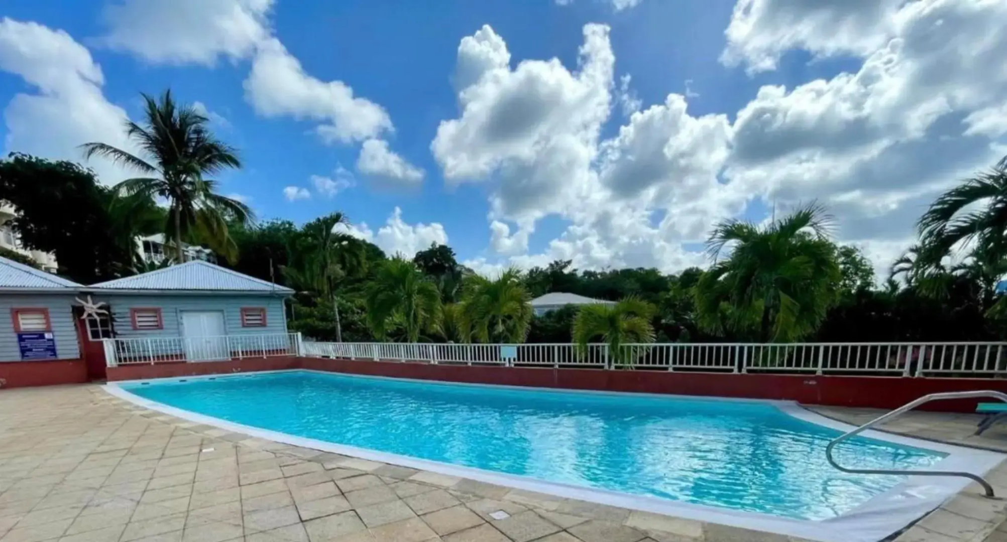 Appartement 2 piscines et vue mer