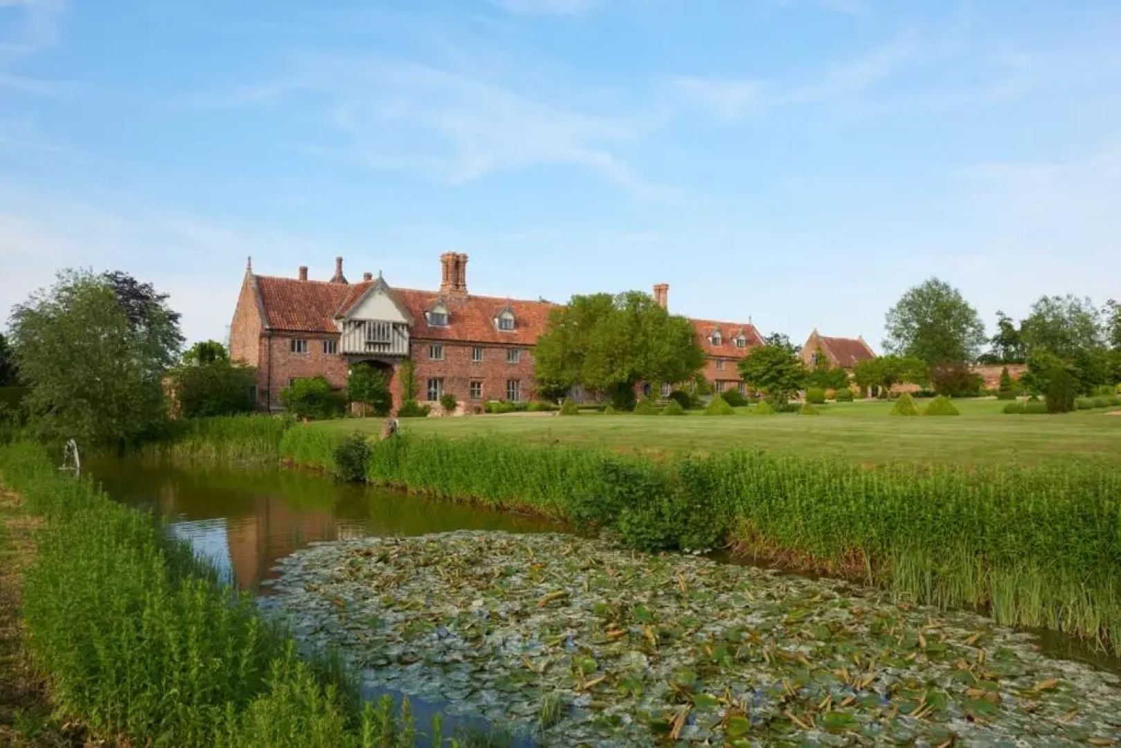 Lavish Tudor Estate Gardens - Sleeps 25