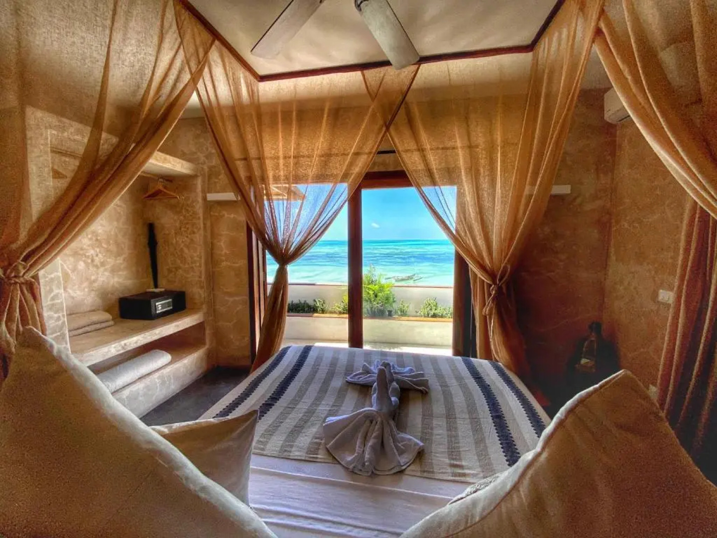 Joya' Beach Suites & Villa