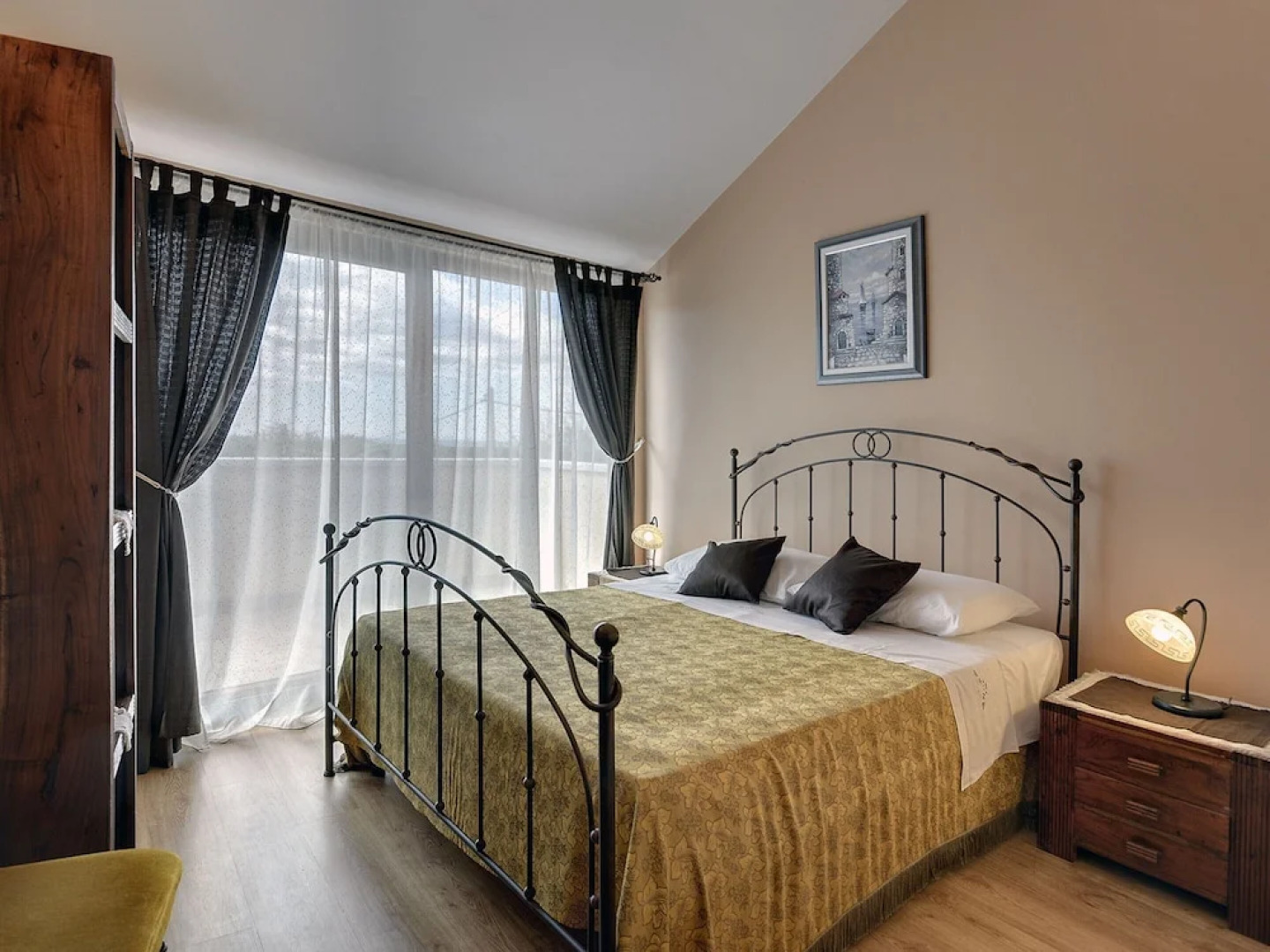 Well Maintained Holiday Home With Private Heated Pool Near the Beach