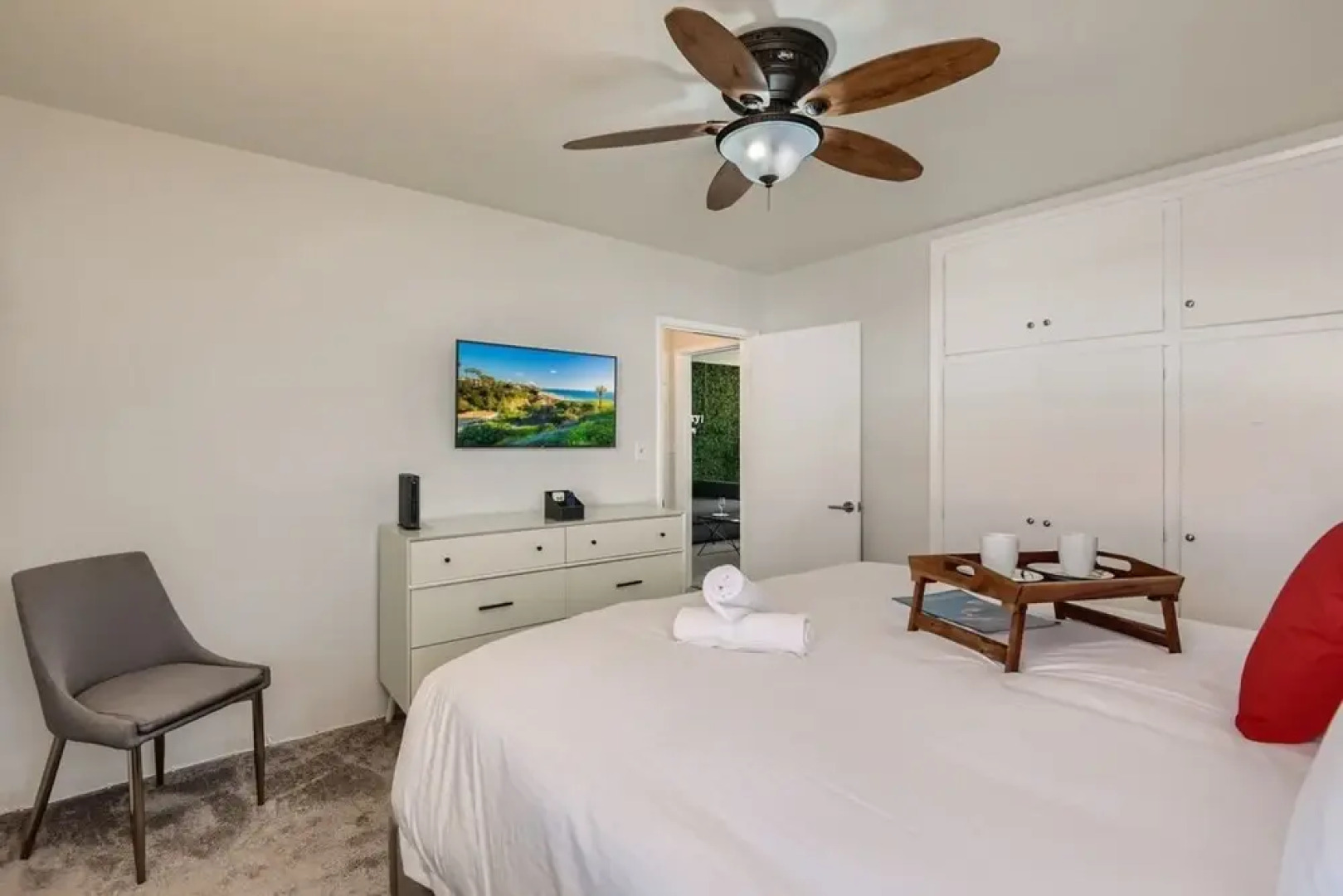 Walk to Beach - King Apt In 1 Area - AC